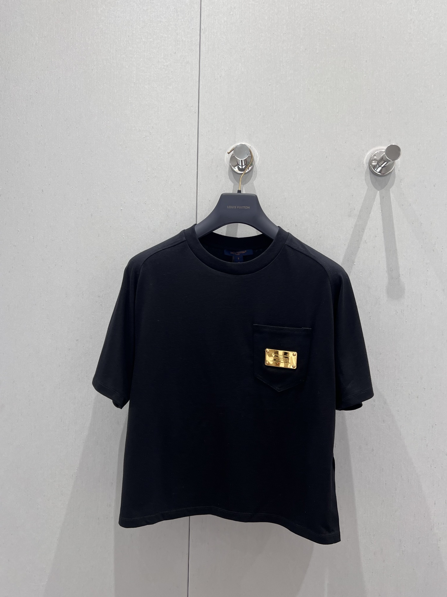 NO:424816,Support replacement Louis Vuitto* 25Ss spring and summer new model metal letter sign round neck short-sleeved T-shirt | Exclusive yb development!  High-end production!  This T-shirt is made of soft and breathable cotton knitted for casual silhouettes and ribbed round necks, making it a comfortable and daily choice. The breast patch pockets are decorated with custom metal nameplate workmanship quality depends on the details. S/M/L real shot details pictures are available in stock, louis vuitton, T-shirt,tees, t-shirt,alexander wang19860909支持换款 Louis Vuitto* 25Ss春夏新款 金属字母标牌圆领短袖T恤丨独家yb开发！高版出品！本款T恤取材柔软透气的棉质针织为休闲廓形搭配罗纹圆领,成就舒适日常佳选.胸前贴袋点缀定制金属铭牌做工品质看细节.现货发售S/M/L实拍细节图,,louis vuitton,T-shirt,tees，t-shirt,alexander wang,Women's clothing