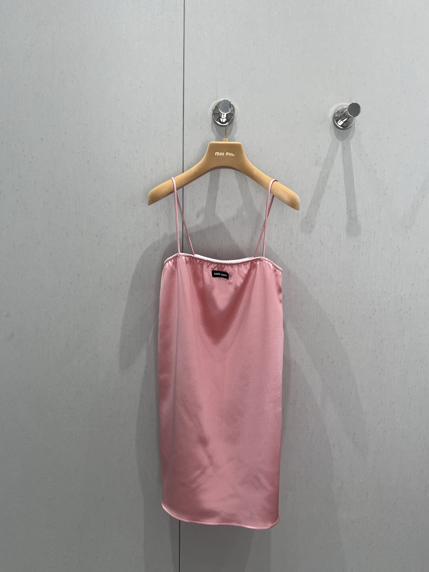 NO:426784,Support replacement MiuMi* 25Ss spring and summer new style acetic acid suspender dress | Exclusive yb development!  High-end production!  Made of heavy acetic acid material, the white lace design on the chest presents a light and atmospheric style!  Customized contrasting patches and embroidered labels, which reduces age-reducing girlish temperament and makes the classic style look slimming!  Fashionable essential items! S/M/L real photos are available in stock, miumiu, skirts, alexander wang19860909支持换款 MiuMi* 25Ss春夏新款 醋酸吊带连衣裙丨独家yb开发！高版出品！重磅醋酸材质制成,胸前白色花边设计呈现轻熟大气风格！定制撞色贴布绣贴标 减龄少女气质百搭,经典版型巨显瘦！时髦必备单品!单穿叠穿都现货发售S/M/L实拍细节图,,miumiu,skirts,alexander wang,Women's clothing