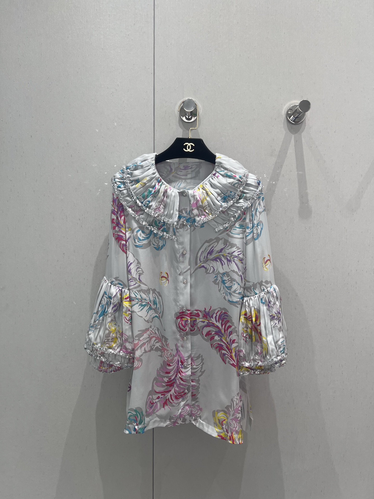 NO:427313,Support for replacement Chane* 25Ss spring and summer new style. I love the most beautiful printed silk pleated collar mid-sleeved top | Exclusive yb development!  High-end production!  Heavy silk printed fabric, super large material, customized double C super beautiful diamond buckle, special collar and sleeves, all with double pleated edges, and beaded edges, super beautiful super heavy industry!  The daily outfits are super grand, really super hot!  Details are exquisitely made!  Don’t pick on people or figures, rich women and fairies, close their eyes!  It can also be matched with a belt, some levels of high-end custom series, don't miss it!  PS silk is easy to hook, no after-sales service, please be careful if you mind!  Please dry cleaning. S/M/L real photos, chanel, real silk, alexander wang19860909支持换款 Chane* 25Ss春夏新款 超爱最漂亮的印花真丝褶皱领中袖上衣丨独家yb开发！高版出品！重磅真丝印花面料,用料超大,定制双C超美钻扣,特色的领子和手袖,都是双层褶皱边,还有珠片边,超美超重工！日常穿搭都超绝大气,真的超级火爆！细节精致做工精细！不挑人不挑身材,富婆千金仙女们,闭眼入！也可搭配腰带,有些层次 高端定制系列,别错过！PS真丝易勾,无售后,介意的亲慎拿！请干洗.现货发售 S/M/L实拍细节图,,chanel,real silk,alexander wang,Women's clothing