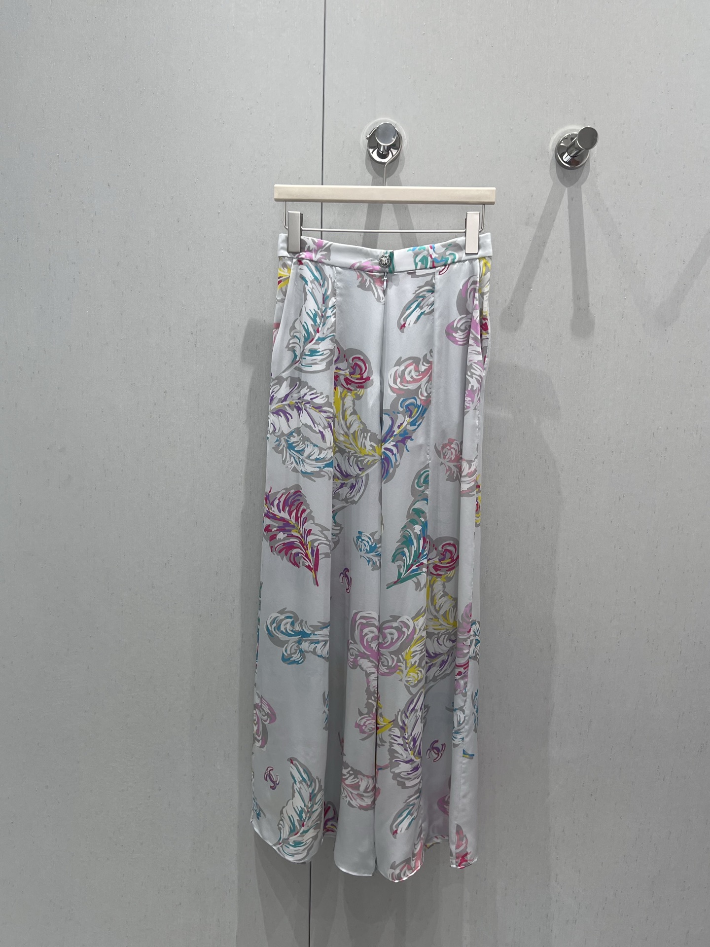 NO:427302,Support for replacement Chane* 25Ss spring and summer new style. I love the most beautiful printed silk wide-leg trousers | Exclusive yb development!  High-end production!  Heavy silk-print fabric, super large materials, exquisite buttons perfect!  Invisible zipper, customized double C super beautiful diamond buckle, everyday outfits are super grand, really super hot!  Details are exquisitely made!  Don’t pick on people or figures, rich women and fairies, close their eyes!  Match it with a pair of pants you must have!  High-end custom series, don't miss it!  PS silk is easy to hook, no after-sales service, please be careful if you mind!  Please dry cleaning. S/M/L real photos, chanel, real silk, alexander wang19860909支持换款 Chane* 25Ss春夏新款 超爱最漂亮的印花真丝阔腿长裤丨独家yb开发！高版出品！重磅真丝印花面料,用料超大,精致的纽扣完美！隐形拉链,定制双C超美钻扣,日常穿搭都超绝大气,真的超级火爆！细节精致做工精细！不挑人不挑身材,富婆千金仙女们,闭眼入！搭配必须要有的一条裤子呀！高端定制系列,别错过！PS真丝易勾,无售后,介意的亲慎拿！请干洗.现货发售 S/M/L实拍细节图,,chanel,real silk,alexander wang,Women's clothing