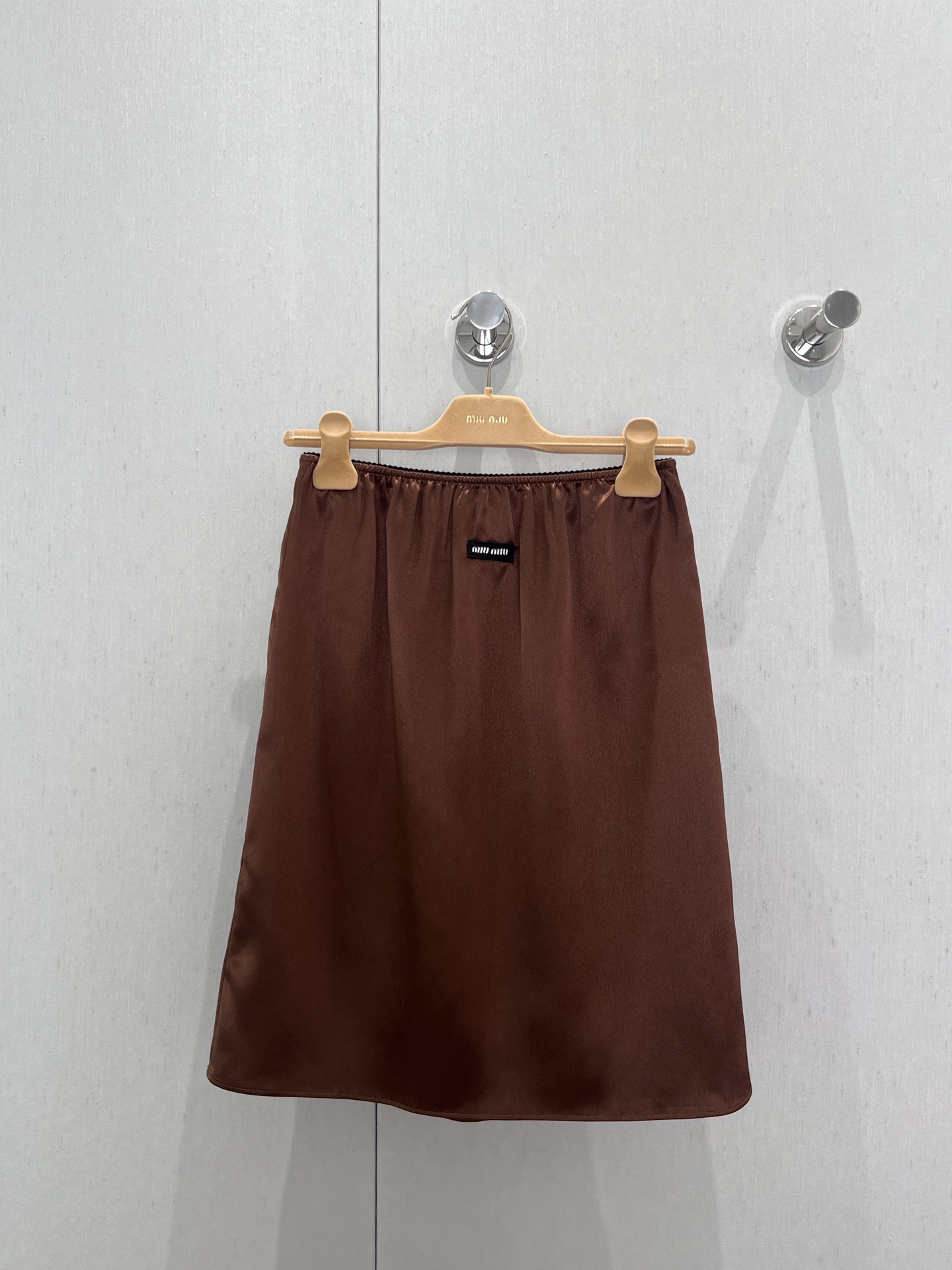 NO:426668,Skirt supports replacement MiuMi* 25Ss spring and summer new style satin suspender vest skirt suit | Exclusive yb development!  High-end production!  Silky and soft satin fabric, embroidered with brand logo, suitable for summer outfits, can be worn alone or inside, and one outfit looks better!  S/M/L real photos, miumiu, skirts, alexander wang19860909半裙 支持换款MiuMi* 25Ss春夏新款 缎面吊带背心半裙套装丨独家yb开发！高版出品！丝滑柔顺缎面面料 饰有品牌标识刺绣徽标 适合夏日穿搭 可单穿可内搭 一套穿更好看！现货发售S/M/L实拍细节图,,miumiu,skirts,alexander wang,Women's clothing