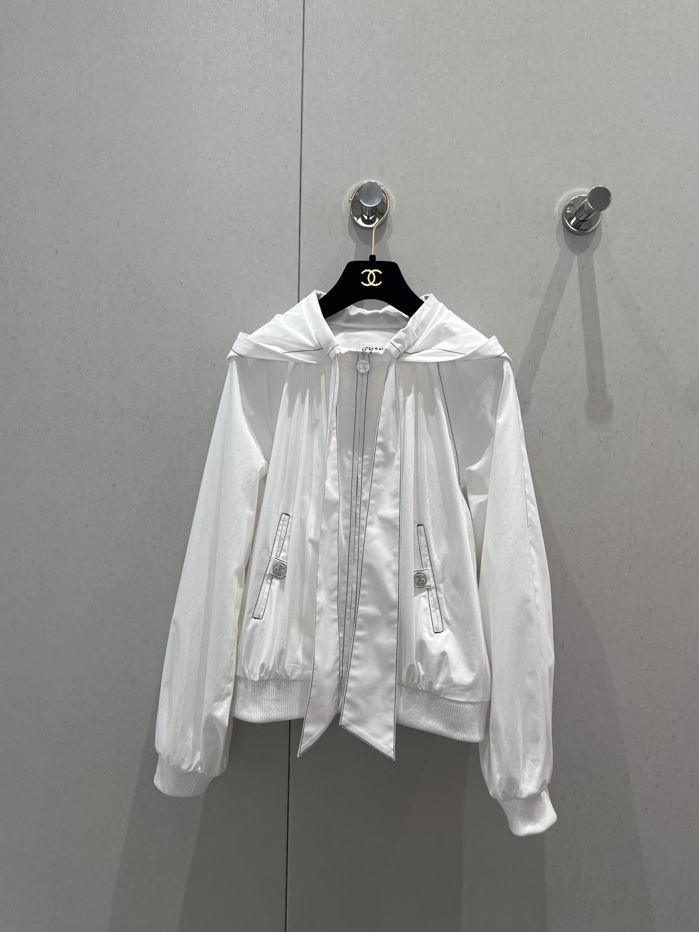 NO:428226,Supports replacement Chane* 25M spring and summer new style, lace-up sunscreen jacket | Exclusive high-end production!  Imported sun protection material with pearlescent luster, high-quality texture, full quality, large body and elastic threaded hem cuffs form a double collision of fabric and color, low-key and fashionable, contour lines and neckline tie bows, breaking the routine, matched with straight trousers in the same series, flexible and convenient foot-tied design, full of overall tone, effortlessly matched with real-life details, chanel, jackets & coats, alexander wang19860909支持换款 Chane* 25M春夏新款 系带防晒外套丨独家高版出品！进口防晒材质 带有珠光光泽 质感高级 品相十足 大身与弹力螺纹下摆袖口 形成面料和颜色的双重碰撞 低调时髦 轮廓走线线条和领口系带蝴蝶结 打破常规 搭配同系列直筒长裤 束脚设计灵活方便 整体调性十足 不费力搭配实拍细节图,,chanel,jackets & coats,alexander wang,Women's clothing