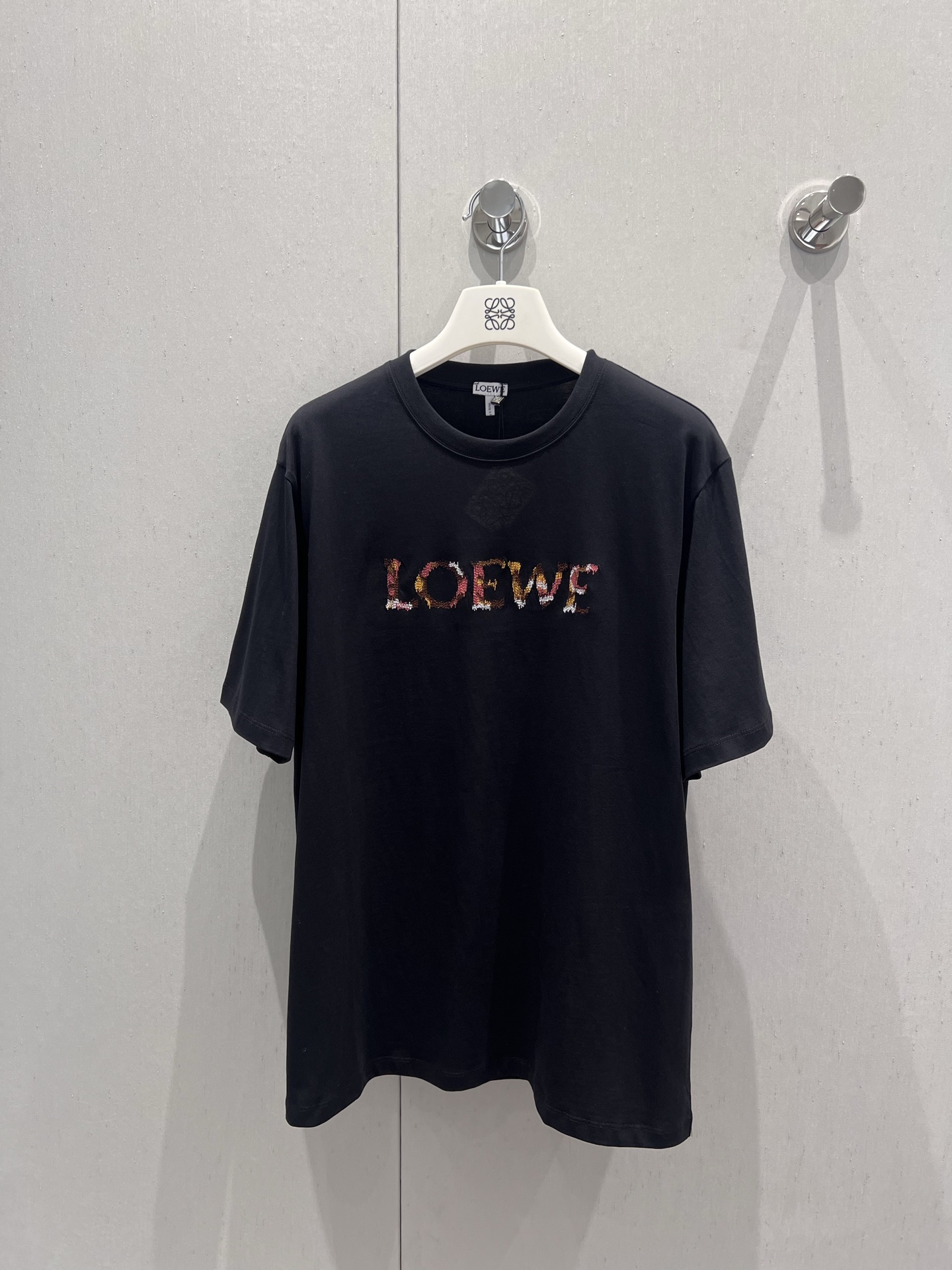 NO:426735,Support replacement Loew* 25ss Spring and Summer New Style Letter Embroidered Round Neck Short-Sleeve T-shirt | Exclusive yb development!  High-end production!  Loose shoulder short-sleeved T-shirt cut to highlight the brand style. Made of gram-weight pure cotton, slightly elastic, and slimming visual effect. The front is in brown and yellow camouflage style. The iconic embroidered letter logo. The brand's own fashion sense is instantly created. Create a fashionable style with age reduction. The inner wear is unique and fashionable. On sale in stock. S/M/L real photos, loewe, T-shirt,tees, t-shirt,alexander wang19860909支持换款 Loew* 25ss春夏新款 字母刺绣圆领短袖T恤丨独家yb开发！高版出品！宽松落肩短袖T恤裁剪 凸显品牌格调 采用克重纯棉制成 略带有弹力 呈现显瘦视觉效果 正面以棕黄色系迷彩风格 点缀标志性刺绣字母徽标 品牌自带的时尚感立现 随心打造减龄时髦风格 单穿内搭都出彩时髦 现货发售 S/M/L实拍细节图,,loewe,T-shirt,tees，t-shirt,alexander wang,Women's clothing