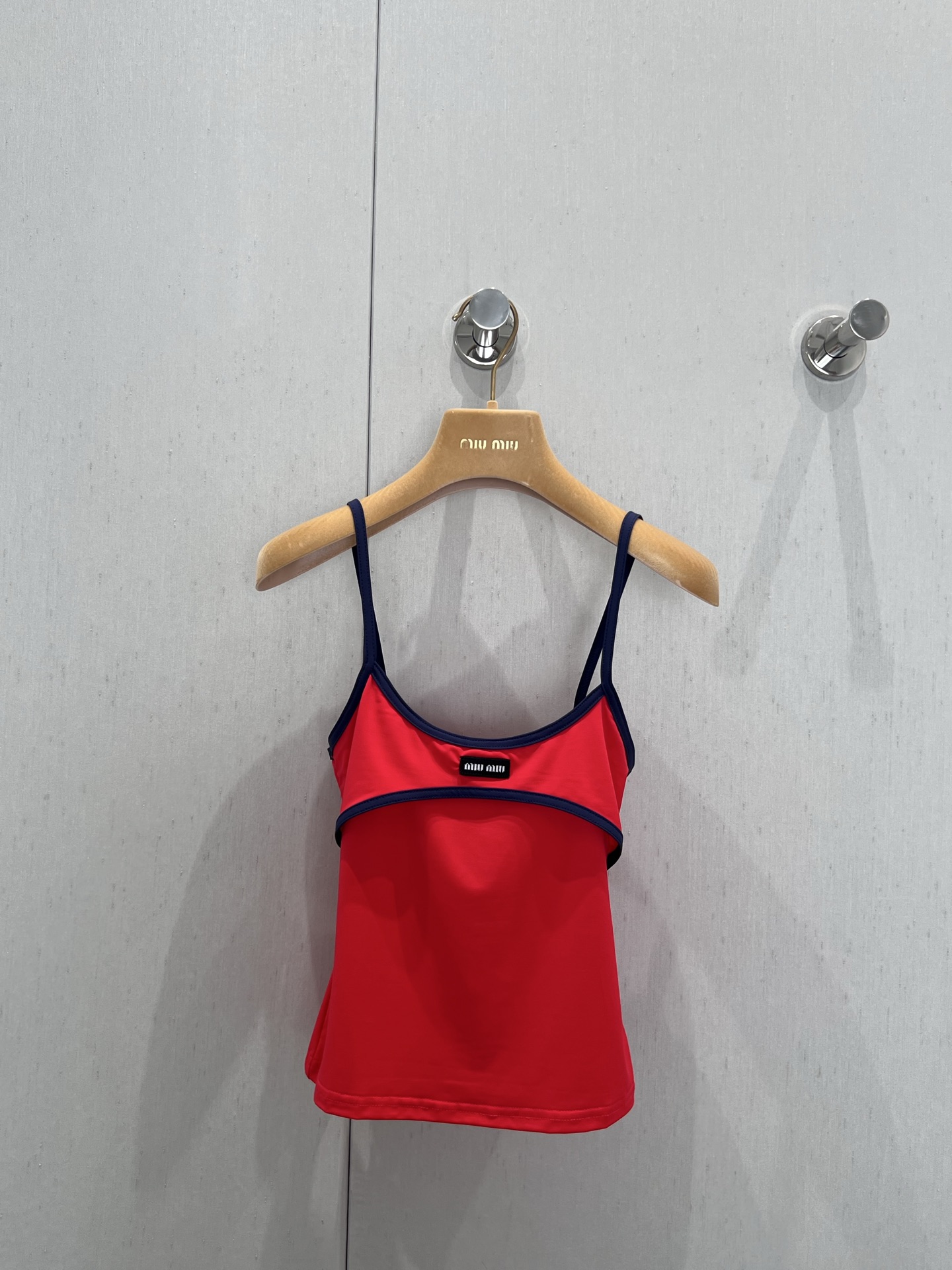 NO:426031,Support replacement Miumi* 25Ss spring and summer new model, sports style contrasting edge suspender vest丨Exclusive yb development!  High-end production!  The cool ceiling of the world is extremely colored, thin shoulder straps outline the shoulder and neck lines, comes with sexy filters, fake two-piece design hides a trick, sweet and cool feeling is full of sports style fabrics that are comfortable to fly, and you can wear it on daily streets and dates and dances. Who is not a Miu sweet and cool girl? S/M/L real photos are available in stock, miumiu, alexander wang19860909支持换款 Miumi* 25Ss春夏新款 运动风撞色边吊带背心丨独家yb开发！高版出品！人间嗲酷天花板 配色绝绝子,细肩带勾勒肩颈线条,自带性感滤镜,假两件设计藏小心机,甜酷感拉满运动风面料舒适到飞起,日常出街、约会蹦迪都能穿穿上它,谁还不是 Miu 系甜飒少女.现货发售S/M/L实拍细节图,,miumiu,alexander wang,Women's clothing