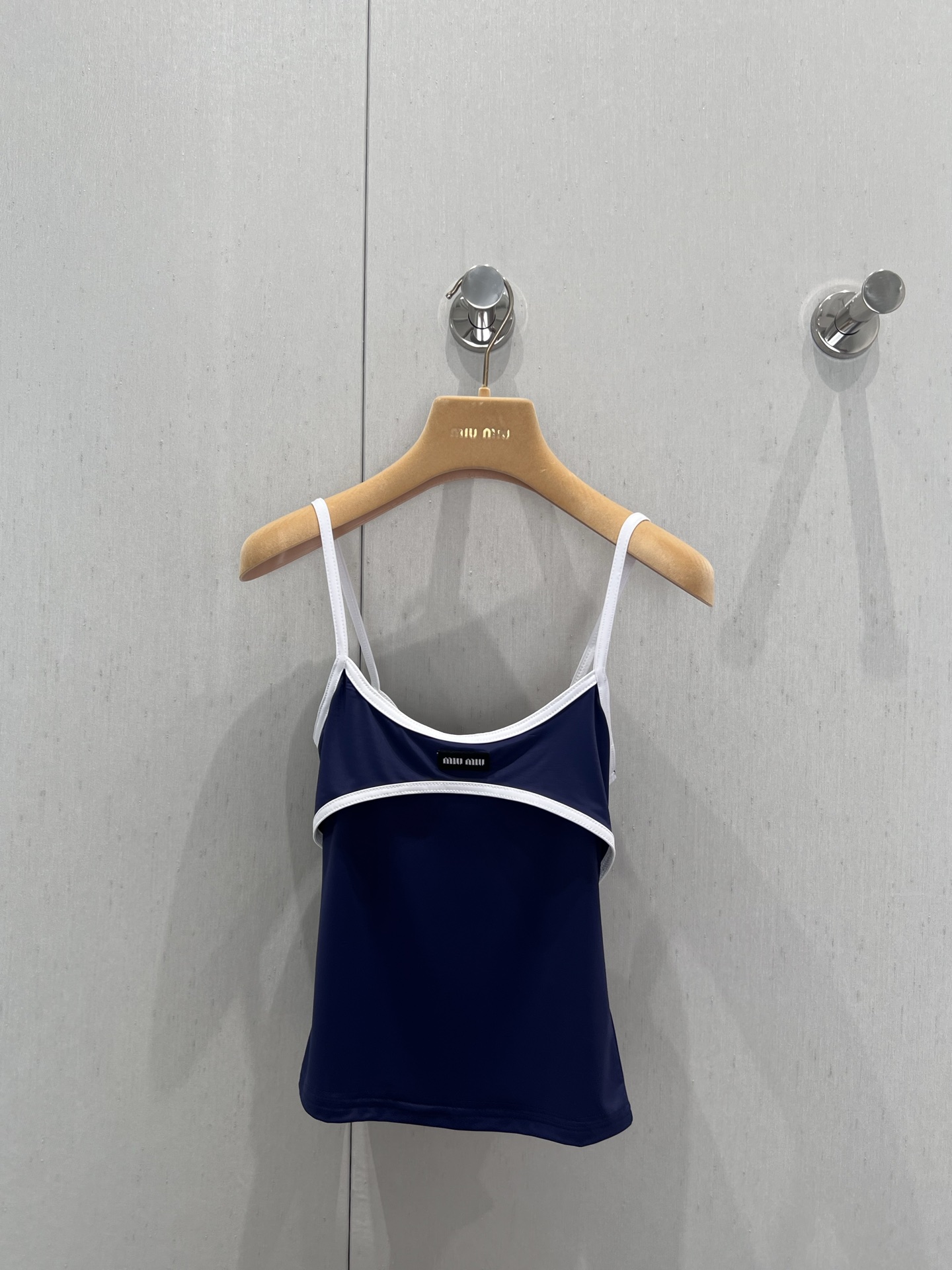 NO:426021,Support replacement Miumi* 25Ss spring and summer new model, sports style contrasting edge suspender vest丨Exclusive yb development!  High-end production!  The cool ceiling of the world is extremely colored, thin shoulder straps outline the shoulder and neck lines, comes with sexy filters, fake two-piece design hides a trick, sweet and cool feeling is full of sports style fabrics that are comfortable to fly, and you can wear it on daily streets and dates and dances. Who is not a Miu sweet and cool girl? S/M/L real photos are available in stock, miumiu, alexander wang19860909支持换款 Miumi* 25Ss春夏新款 运动风撞色边吊带背心丨独家yb开发！高版出品！人间嗲酷天花板 配色绝绝子,细肩带勾勒肩颈线条,自带性感滤镜,假两件设计藏小心机,甜酷感拉满运动风面料舒适到飞起,日常出街、约会蹦迪都能穿穿上它,谁还不是 Miu 系甜飒少女.现货发售S/M/L实拍细节图,,miumiu,alexander wang,Women's clothing