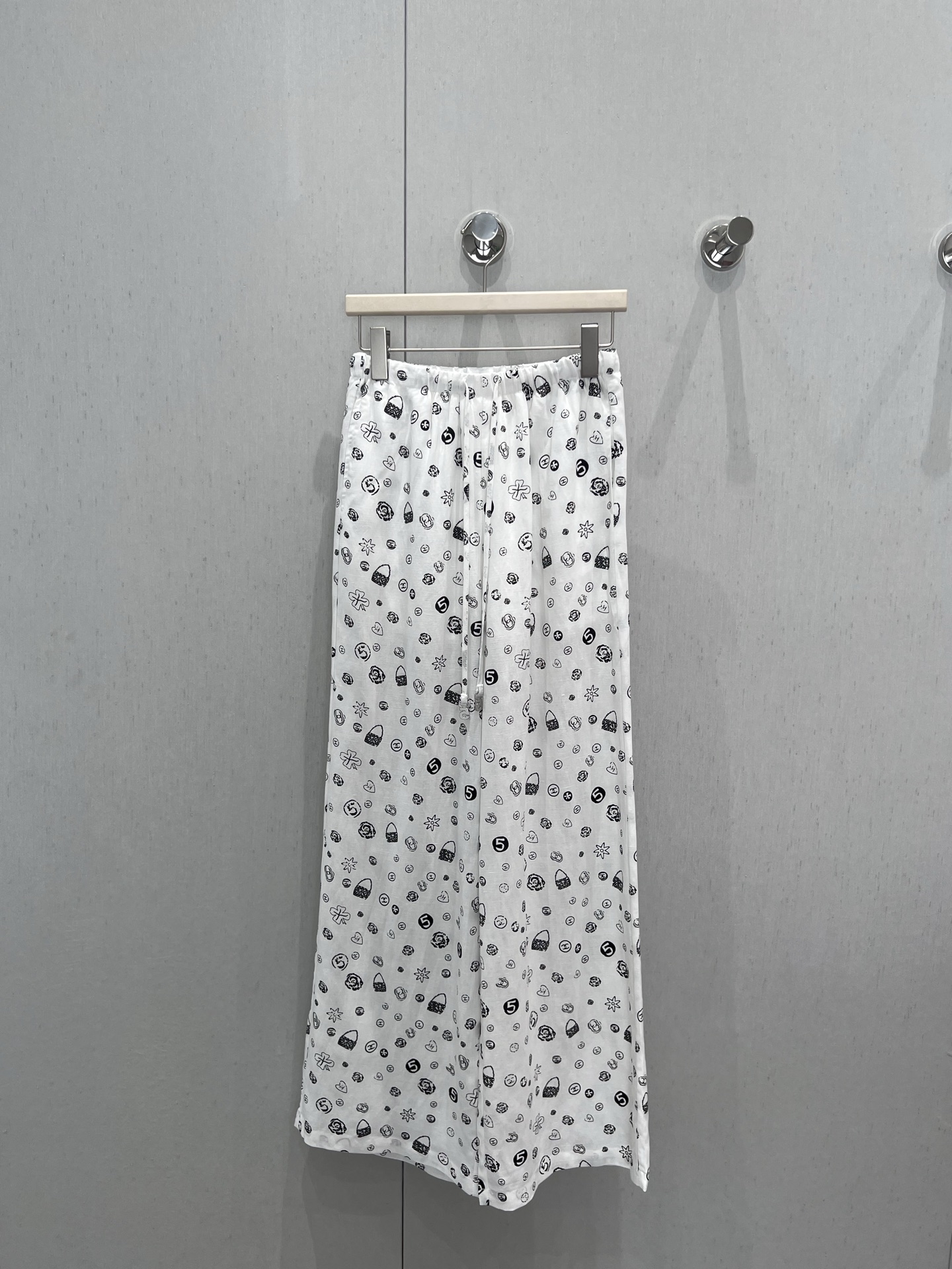 NO:426702,Support for replacement Chane* 25ss Spring and Summer New Style, Tin Silk Line Printed Casual Pants | Exclusive high-end production!  The colors are versatile and high-end, the customized fabrics show the sense of high-end and casualness, the visual feast, a versatile item that must be bought in all seasons, the texture is great, the lazy style is full of Goddess must be entered into the artifact!  The style is versatile and not picky. It stretches the line proportions and makes the upper body beautiful!  Workmanship quality depends on details. S/M/L real photos, chanel, alexander wang19860909支持换款 Chane* 25ss春夏新款 天丝麻印花休闲长裤丨独家高版出品！颜色百搭高级 定制面料尽显高级随意感 视觉盛宴 四季必入的百搭单品 质感巨好,慵懒范儿十足 女神必入神器！版型百搭不挑人 拉长线条比例 上身美的不要不要的！做工品质看细节 现货发售 S/M/L实拍细节图,,chanel,alexander wang,Women's clothing