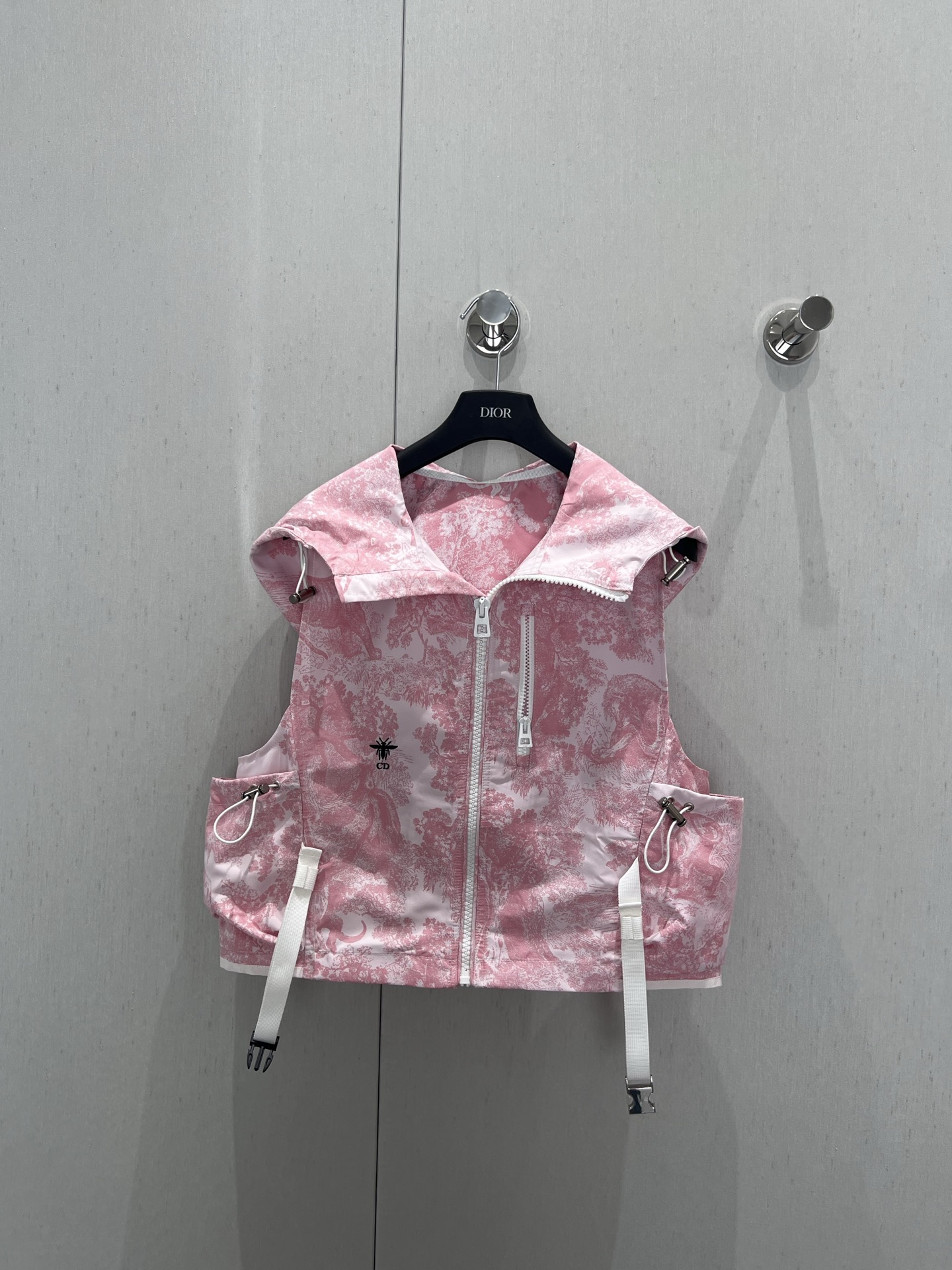 NO:426733,Supports replacement vest Dio* 25Ss spring and summer new product Jacquard charge vest + skirt suit 丨Exclusive high-end product!  Imported jacquard charge material, crisp and stylish, full texture, hooded vest cut, the whole body is highlighted by the natural elements of animals and plants, with the back jacquard letter webbing, highlighting high-end positioning, the waist symmetrical silhouette pocket with drawstring buckle design, portable and practical to increase the sense of layering, the trendy charm of the upper body, the necessary fashion items for date and leisure, the difference market version, the spot sale, S/M/L real-life details, dior, skirts, hats, alexander wang19860909支持换款马甲 Dio* 25Ss春夏新品 提花冲锋马甲+半裙套装丨独家高版出品！进口提花冲锋材质 挺括有型 质感十足 连帽马甲裁剪 通体以大面积动植物自然元素图案为亮点 配合后背提花字母织带 彰显高端定位 马甲腰侧对称廓形口袋 配合抽绳带扣设计 便携实用增加层次感 上身潮流魅力 约会休闲必备时尚单品 区别市场版本 现货发售 S/M/L实拍细节图,,dior,skirts,hats,alexander wang,Women's clothing