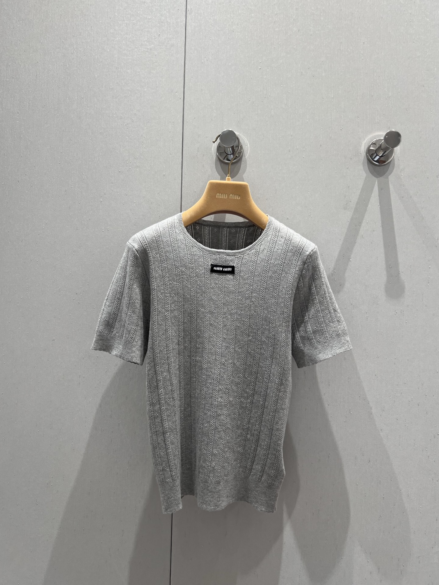 NO:425979,Support replacement Miumi*25Ss spring and summer new style, hidden flower logo letter hollow knitted lace round neck short-sleeved top丨Exclusive yb development!  High-end production!  White, rich and beautiful must be used as a magical tool. The versatile and versatile slim fit is super slim. The imported yarn is super comfortable. The retro temperament is fashionable and high-end!  The upper body looks huge and slim!  Customized yarn material, elegant and high-end girl, S/M/L real photos, detailed pictures, miumiu, T-shirt, alexander wang19860909支持换款 Miumi*25Ss春夏新款 崁花徽标字母镂空针织花边圆领短袖上衣丨独家yb开发！高版出品！白富美必入神器 万能百搭修身版型超显瘦 进口纱线质感超舒适 复古气质时髦又高级！版型上身巨显瘦！定制纱线材质 名媛少女优雅又高级 现货发售S/M/L实拍细节图,,miumiu,T-shirt,alexander wang,Women's clothing