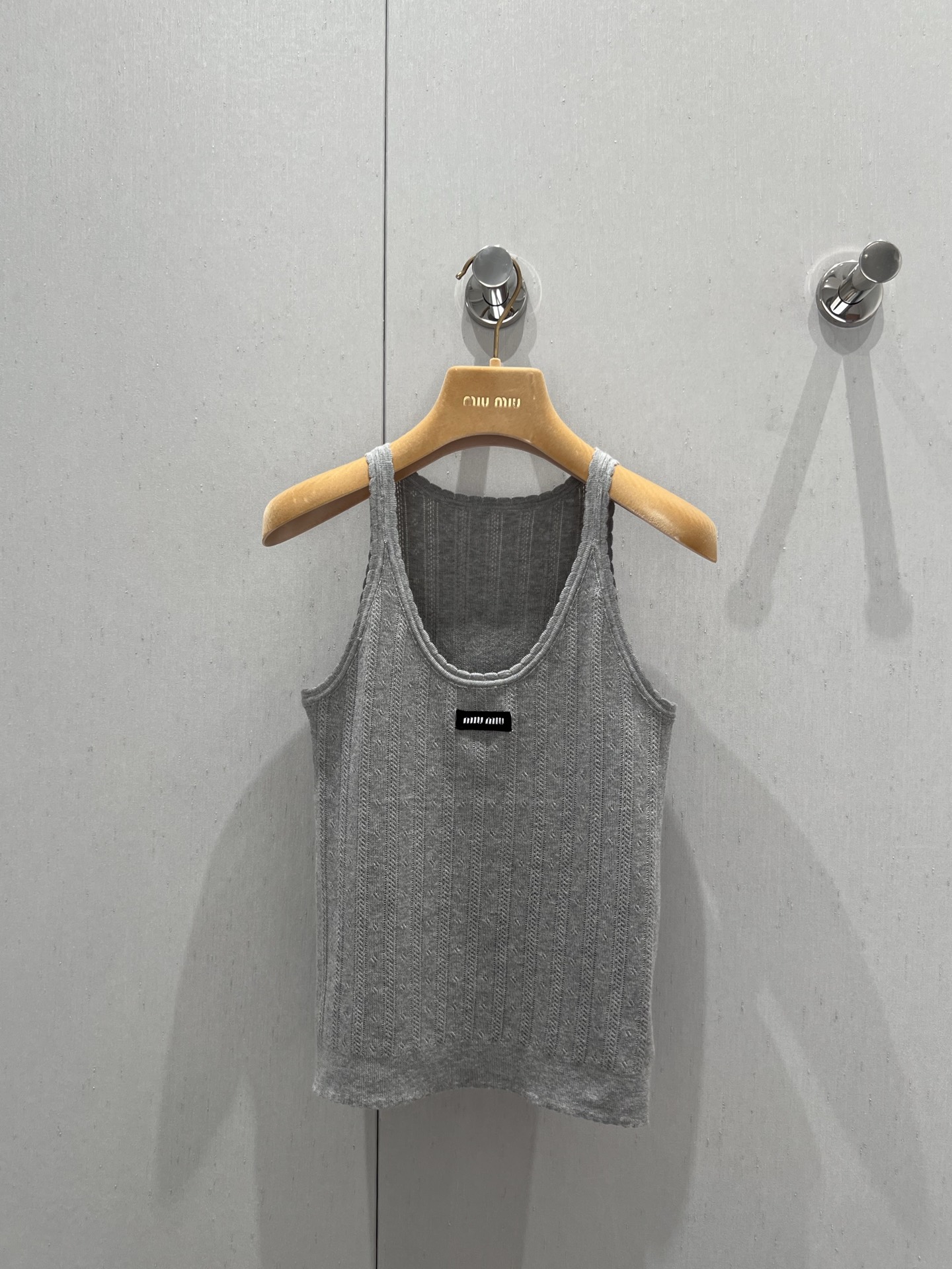 NO:425957,Support replacement Miumi*25Ss spring and summer new style, hidden flower logo letter hollow knitted lace round neck sleeveless vest丨Exclusive yb development!  High-end production!  White, rich and beautiful must be used as a magical tool. The versatile and versatile slim fit is super slim. The imported yarn is super comfortable. The retro temperament is fashionable and high-end!  The upper body looks huge and slim!  Customized yarn material, elegant and high-end girl, S/M/L real-life details pictures, miumiu, alexander wang19860909支持换款 Miumi*25Ss春夏新款 崁花徽标字母镂空针织花边圆领无袖背心丨独家yb开发！高版出品！白富美必入神器 万能百搭修身版型超显瘦 进口纱线质感超舒适 复古气质时髦又高级！版型上身巨显瘦！定制纱线材质 名媛少女优雅又高级 现货发售S/M/L实拍细节图,,miumiu,alexander wang,Women's clothing