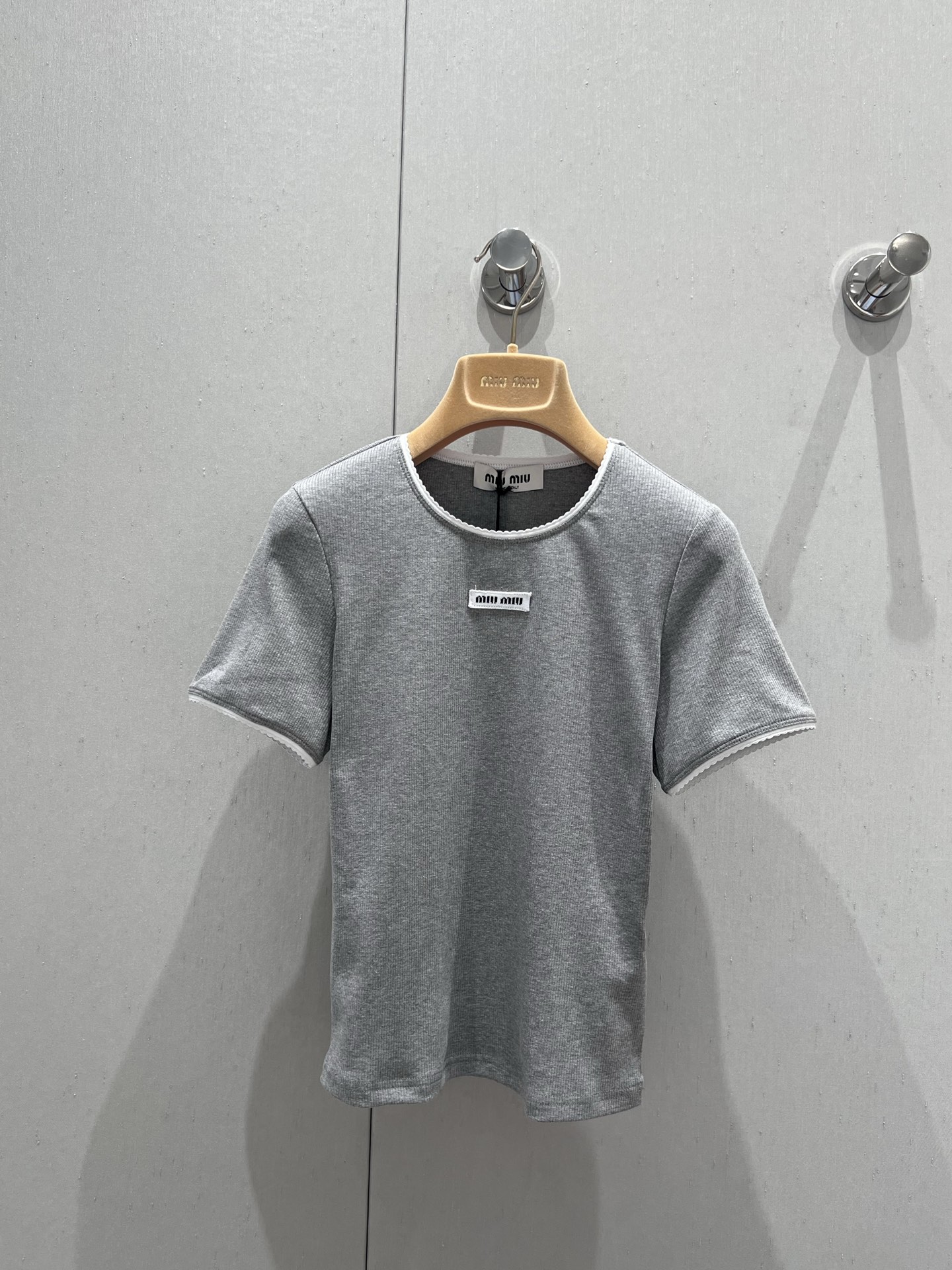 NO:426750,Support replacement MiuMi* 25Ss spring and summer new model, micro-label decorative lace gray short-sleeved T-shirt top丨Exclusive high-end production!  The simple and atmospheric base T-shirt looks casual but it is just closed. It is not simple at all. It has a high elastic threaded cotton and has a high density. It will not deform no matter how you pull it. It has a certain thickness, but it is not stuffy. The fixed knitted lace is very good to grasp the girlish temperament. It is really very miu!  S/M/L real photos, detailed pictures, miumiu, T-shirt,tees, t-shirt,alexander wang19860909支持换款 MiuMi* 25Ss春夏新款 微标装饰花边灰色短袖T恤上衣丨独家高版出品！简洁大气的打底T恤,看似随意实则拿捏直接闭眼入,一点都不简单,高弹力螺纹棉,密度很高 怎么拉都不会变形,有一定厚度,但不闷热,定织针织花边,很好的拿捏少女气质,真的非常miu！现货发售S/M/L实拍细节图,,miumiu,T-shirt,tees，t-shirt,alexander wang,Women's clothing