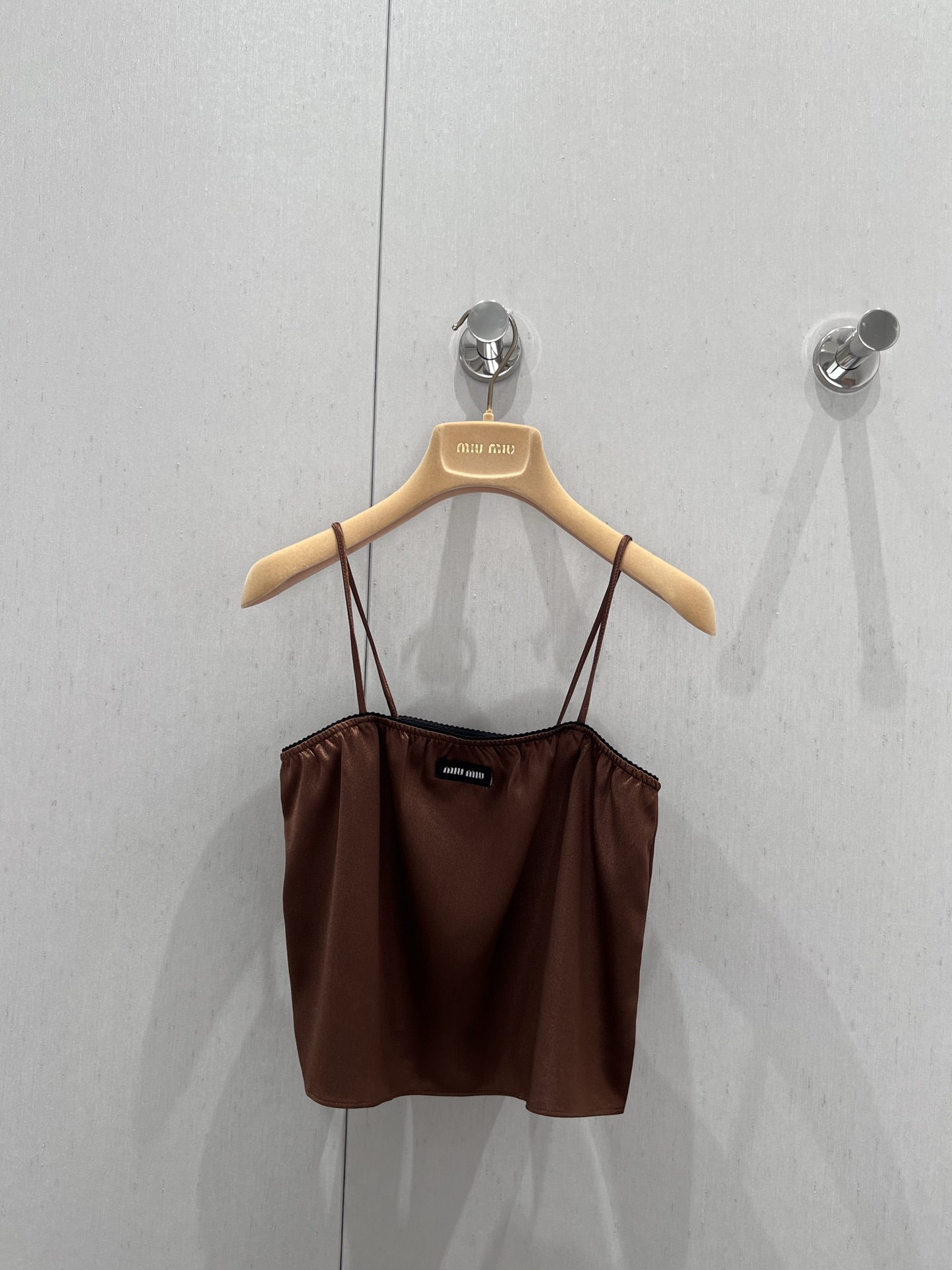 NO:426663,Sling support replacement MiuMi* 25Ss spring and summer new model satin suspender vest skirt set | Exclusive yb development!  High-end production!  Silky and soft satin fabric, embroidered with brand logo, suitable for summer outfits, can be worn alone or inside, and one outfit looks better!  S/M/L real photos, miumiu, skirts, alexander wang19860909吊带支持换款 MiuMi* 25Ss春夏新款 缎面吊带背心半裙套装丨独家yb开发！高版出品！丝滑柔顺缎面面料 饰有品牌标识刺绣徽标 适合夏日穿搭 可单穿可内搭 一套穿更好看！现货发售S/M/L实拍细节图,,miumiu,skirts,alexander wang,Women's clothing