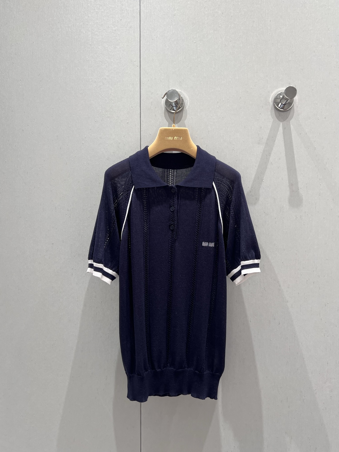 NO:427264,Support replacement Miumi* 25Ss spring and summer new model micro-label knitted POLO shirt top | Exclusive high-end production!  Navy blue custom yarn production, brand logo embroidery, polo collar contrasting raglan cuffs, elastic style, classic single-layered items, workmanship quality depends on details. On-site sale, real-life details pictures, miumiu, alexander wang19860909支持换款 Miumi* 25Ss春夏新款 微标针织POLO衫上衣丨独家高版出品！藏蓝色定制纱线制作 饰品牌标识刺绣 polo领撞色插肩袖口 弹力版型 单穿叠穿的经典单品 做工品质看细节.现货发售 S/M/L实拍细节图,,miumiu,alexander wang,Women's clothing