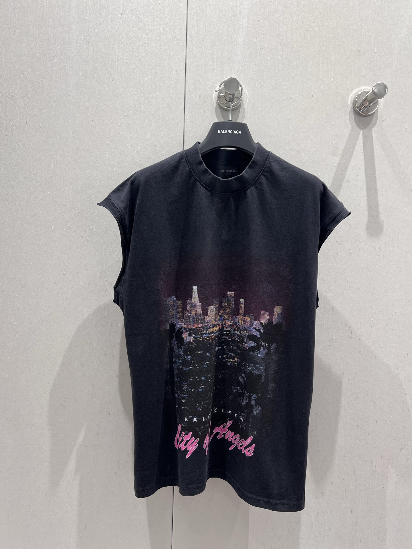 NO:426755,Support replacement Balenc*aga 25Ss spring and summer new model Los Angeles city printed sleeveless vest丨Exclusive yb development!  High-end production!  The front printed pink 'City of Angle' City of Angels Los Angeles city prints are really textured, with vests and short sleeves. I personally prefer vests. After all, it's summer. The upper body is still a loose and comfortable style~ The workmanship quality depends on the details. S/M/L real-life details pictures are available in stock, balenciaga, T-shirt, alexander wang19860909支持换款 Balenc*aga 25Ss春夏新款 洛杉矶城市印花无袖背心丨独家yb开发！高版出品！正面印花粉色的“City of Angle” 天使之城 洛杉矶城市印花是真的有质感 有背心和短袖 个人更喜欢背心 毕竟夏天嘛 上身还是宽松舒服的版型～ 做工品质看细节.现货发售S/M/L实拍细节图,,balenciaga,T-shirt,alexander wang,Women's clothing