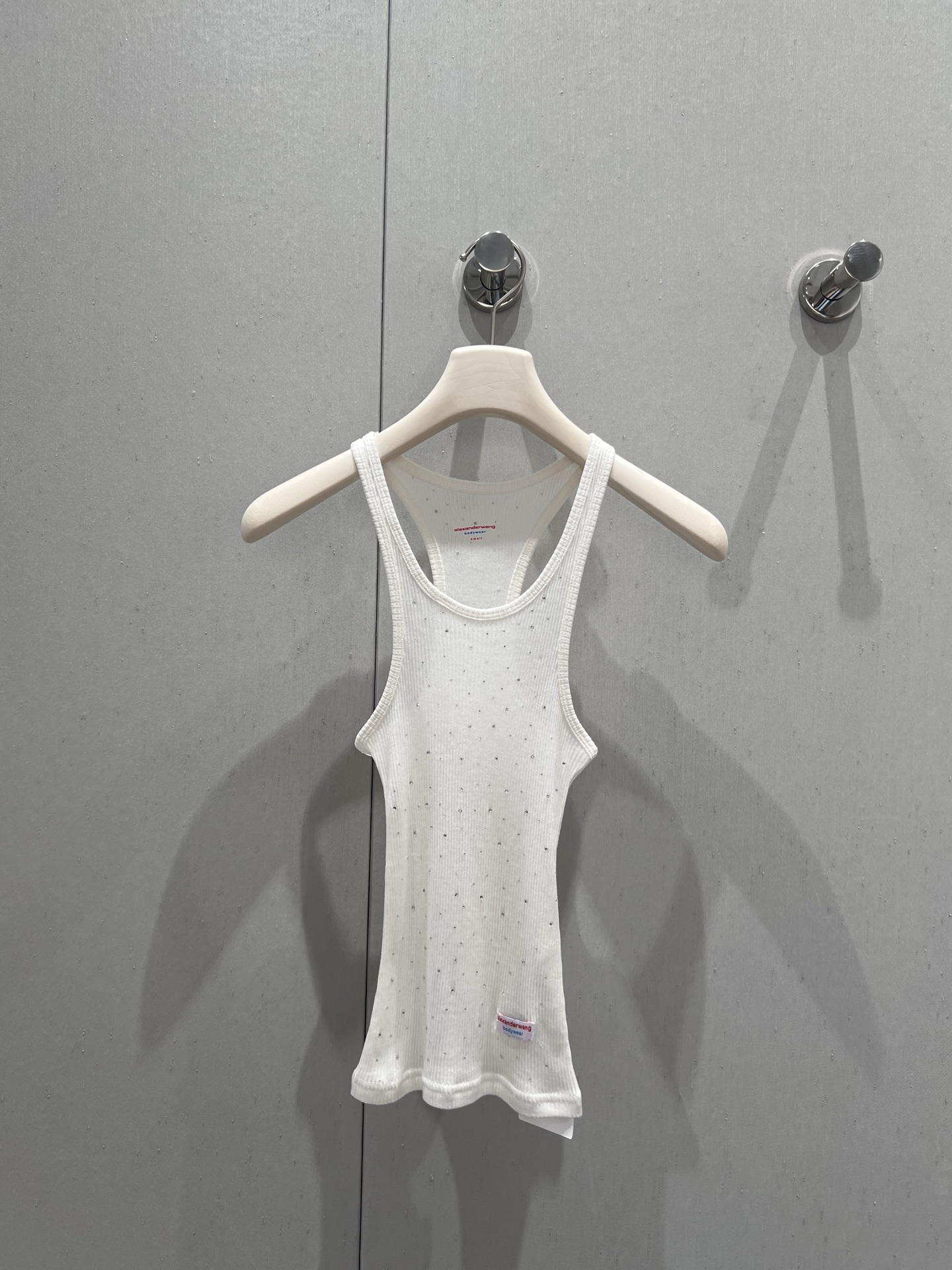 NO:426715,Support replacement Alexande*Wang 25ss Spring and Summer New Model Micro-label Decorative Diamond Vest | Exclusive high-end production!  The small version is combined with the ironing process. The originally simple vest will become very special. It is super suitable for sweet and hot girls. The upper body style is really amazing!  Perfect workmanship quality depends on details. S/M/L real photos, alexander wang19860909支持换款 Alexande*Wang 25ss春夏新款 微标装饰烫钻背心丨独家高版出品！小版型加上了烫钻工艺 原本简单的背心也会变得很特别 超适合甜妹辣妹的 上身版型真的很绝！完美做工品质看细节 现货发售 S/M/L实拍细节图,,alexander wang,Women's clothing