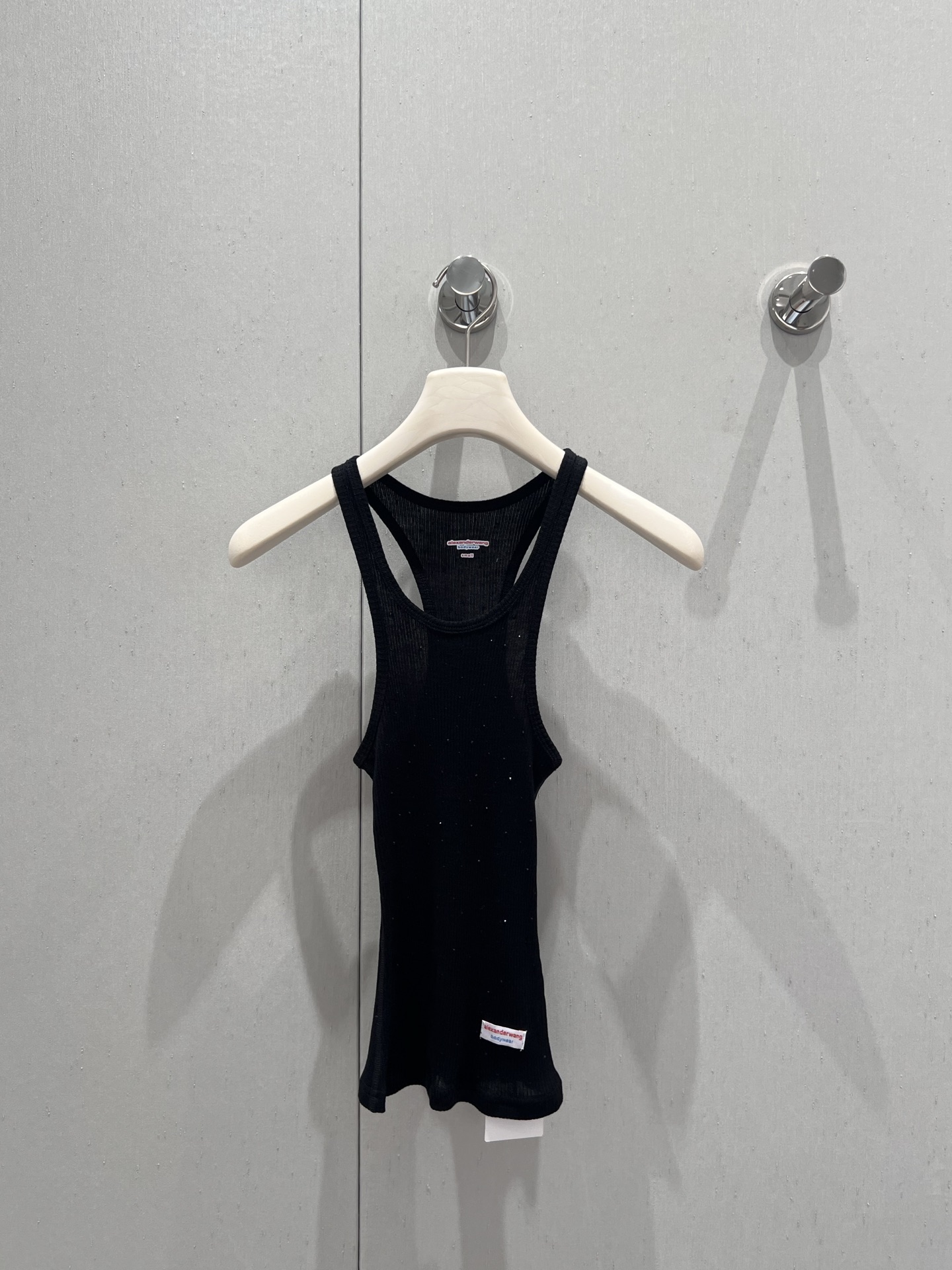 NO:426749,Support replacement Alexande*Wang 25ss Spring and Summer New Model Micro-label Decorative Diamond Vest | Exclusive high-end production!  The small version is combined with the ironing process. The originally simple vest will become very special. It is super suitable for sweet and hot girls. The upper body style is really amazing!  Perfect workmanship quality depends on details. S/M/L real photos, alexander wang19860909支持换款 Alexande*Wang 25ss春夏新款 微标装饰烫钻背心丨独家高版出品！小版型加上了烫钻工艺 原本简单的背心也会变得很特别 超适合甜妹辣妹的 上身版型真的很绝！完美做工品质看细节 现货发售 S/M/L实拍细节图,,alexander wang,Women's clothing