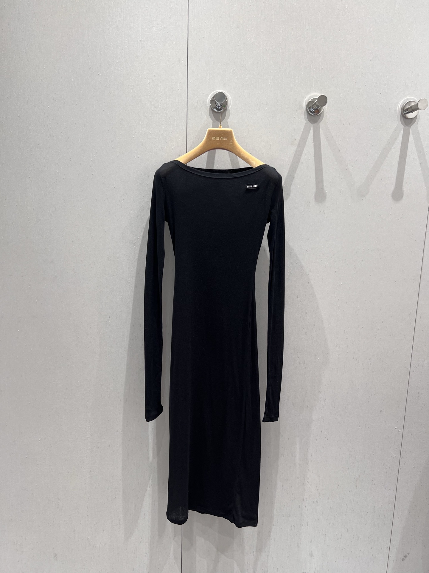 NO:430933,Support replacement Miumi* 25Ss spring and summer new one-shoulder cotton dress | Exclusive yb development!  High-end production!  Cotton jersey fabric decorated with brand logo patch, slim and elastic style, light and comfortable, must-go in summer, recommended to buy S/M/L real-life details pictures, miumiu, skirts, alexander wang19860909支持换款 Miumi* 25Ss春夏新款 一字肩棉质连衣裙丨独家yb开发！高版出品！棉质平纹针织面料 饰有品牌标识贴饰 修身弹力版型 轻薄舒适 夏天必入推荐入手现货发售S/M/L实拍细节图,,miumiu,skirts,alexander wang,Women's clothing