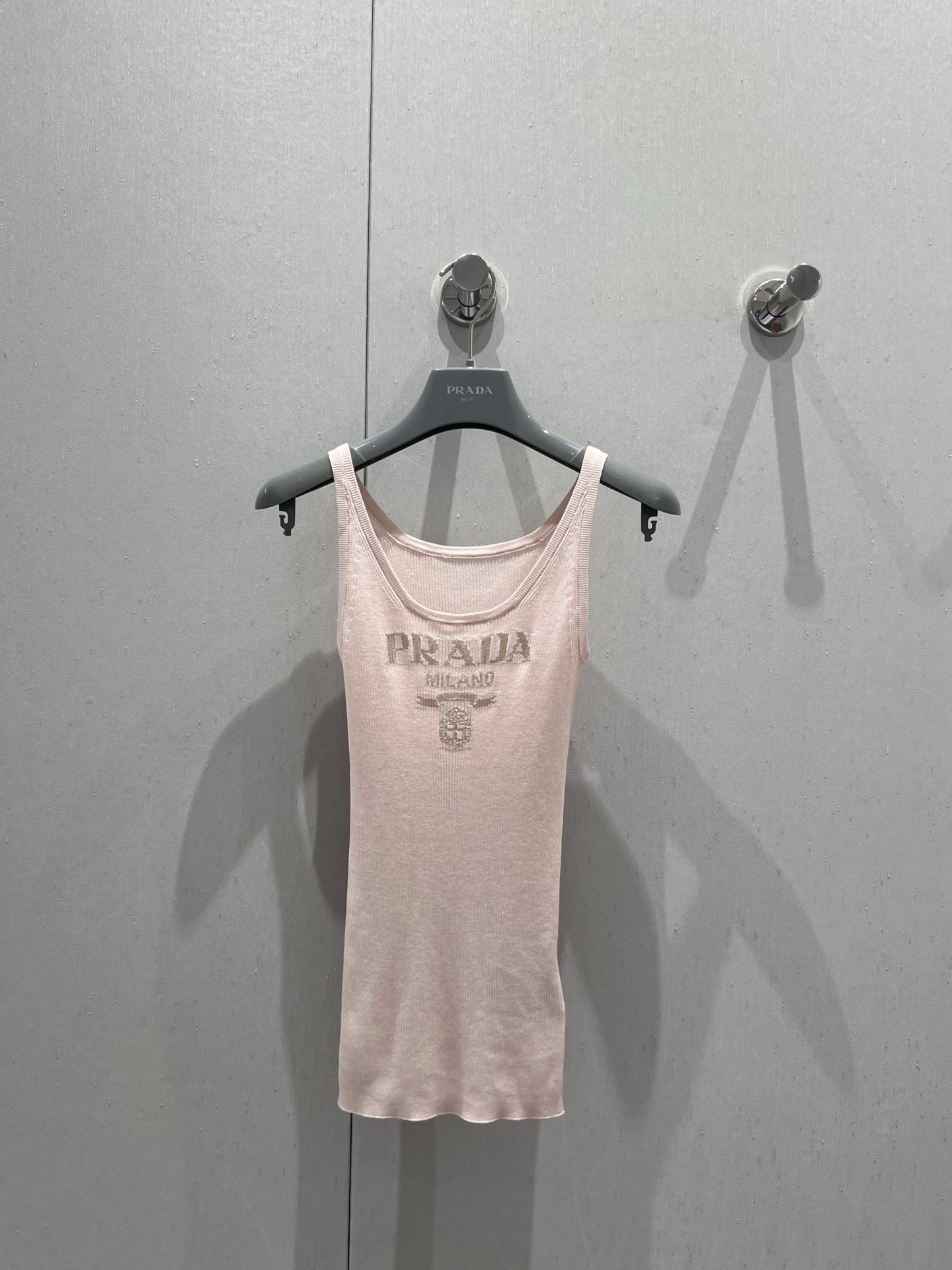 NO:426745,Support replacement Prad* 25SS spring and summer new style, ribbed knitted inlay logo, silk vest | Exclusive yb development!  High-end production!  The pragmatic masterpiece inspired by daily life. The simple silhouette and chic combination complement each other. The new design language and balance make eye-catching clothing. This slim-fit silk sleeveless top is inspired by the classic rib knitted vest with an inlay lettering logo on the front. The slim-fit style looks particularly slim on the upper body. Mulberry silk yarn. The feel is soft and delicate and comfortable. Differentiate the market version. S/M/L real-life details, prada, alexander wang19860909支持换款 Prad* 25SS春夏新款 罗纹针织嵌花徽标饰丝质背心丨独家yb开发！高版出品！灵感源于日常生活的实用主义佳作 简洁廓形与别致搭配相映成趣 以全新设计语言与平衡成就吸睛服饰 这款修身版型丝质无袖上装灵感源自 经典的罗纹针织背心,正面饰有嵌花刻字徽标 修身版型 上身特别显瘦 桑蚕丝纱线 手感柔软细腻舒适 区别市场版本 现货发售 S/M/L实拍细节图,,prada,alexander wang,Women's clothing