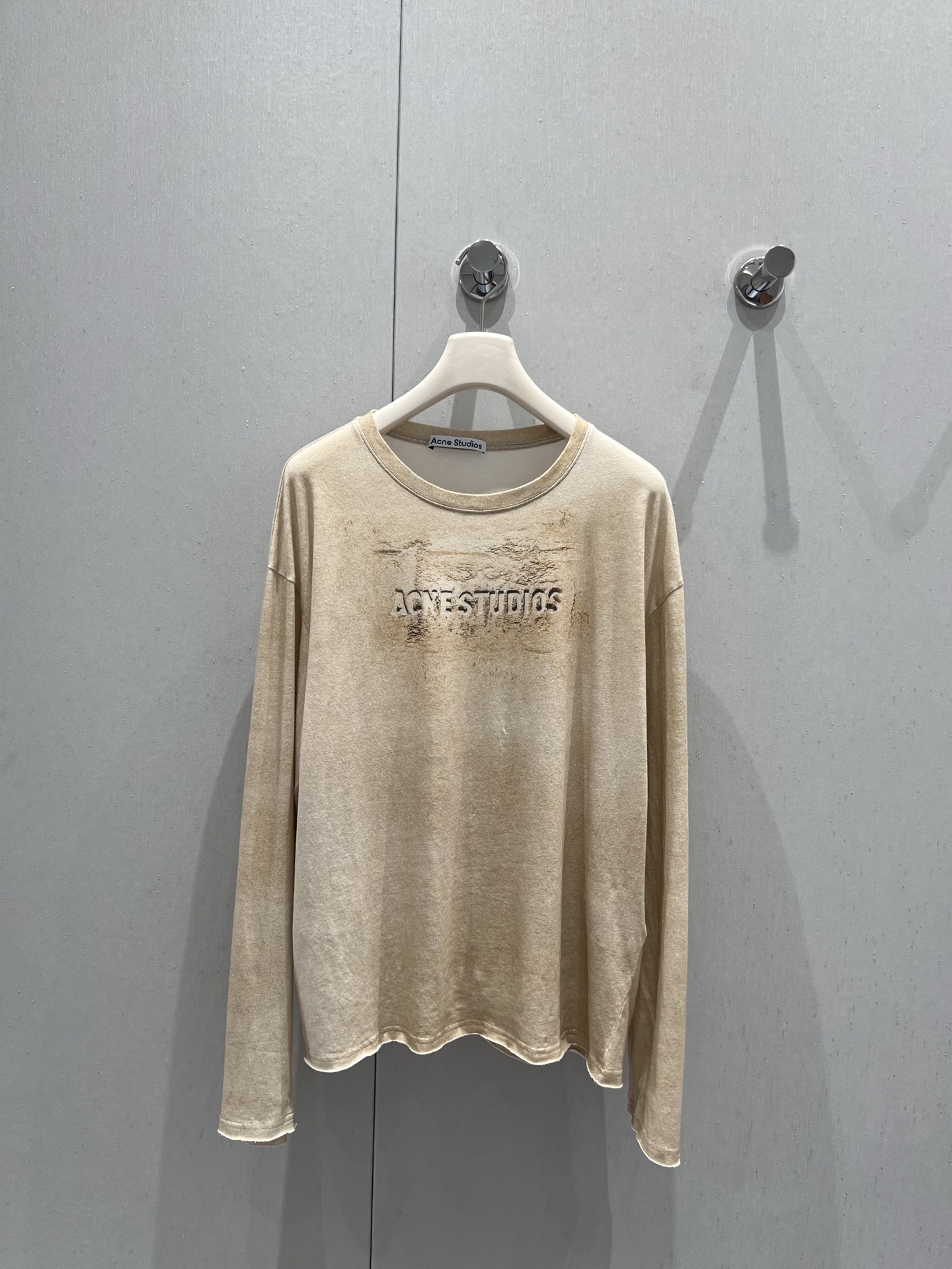 NO:426692,Support replacement Acne studio* 25ss Spring and Summer New Style Relief Textured Retro Printed Sand Beige Long Sleeve T-shirt | Exclusive yb development!  High-end production!  Bamboo cotton T-shirt with sand beige color is retro textured with embossed texture prints. The unique aging treatment makes the letter logo appear looming on the fabric, telling the story of time. The long-sleeved loose style is casual and free, and the short-sleeved slim cut is neat and stylish. Scandinavian minimalist aesthetics are naturally revealed through exquisite silhouette design. The fabric has undergone special washing process, and the touch is soft but retains muscles. When wearing it, you can feel the unique breathability of bamboo cotton, and it is not hot in summer. The two styles are suitable for different occasions. The loose style is casual with jeans, and the slim style is capable of suit pants. The embossed texture at the details makes simplicity not simple. S/M/L real-life details pictures are available on sale in stock, acne studios, dior, jeans, T-shirt, tees, t-shirt, business suit, alexander wang19860909支持换款 Acne studio* 25ss春夏新款 浮雕纹理复古印花沙米色长袖T恤丨独家yb开发！高版出品！沙米色调的竹节棉T恤,以浮雕纹理印花呈现复古质感.独特的做旧处理,让字母标识在面料上若隐若现,诉说时光故事.长袖宽松版型随性洒脱,短袖修身剪裁利落有型.斯堪的纳维亚极简美学,通过精妙的廓形设计自然流露.面料经过特殊洗水工艺,触感柔软却保有筋骨.穿着时能感受到竹节棉特有的透气性,夏日也不觉闷热.两种版型适配不同场合,宽松款配牛仔裤随性,修身款搭西装裤干练.细节处的浮雕纹理,让简约不简单.现货发售S/M/L实拍细节图,,acne studios,dior,jeans,T-shirt,tees，t-shirt,business suit,alexander wang,Women's clothing