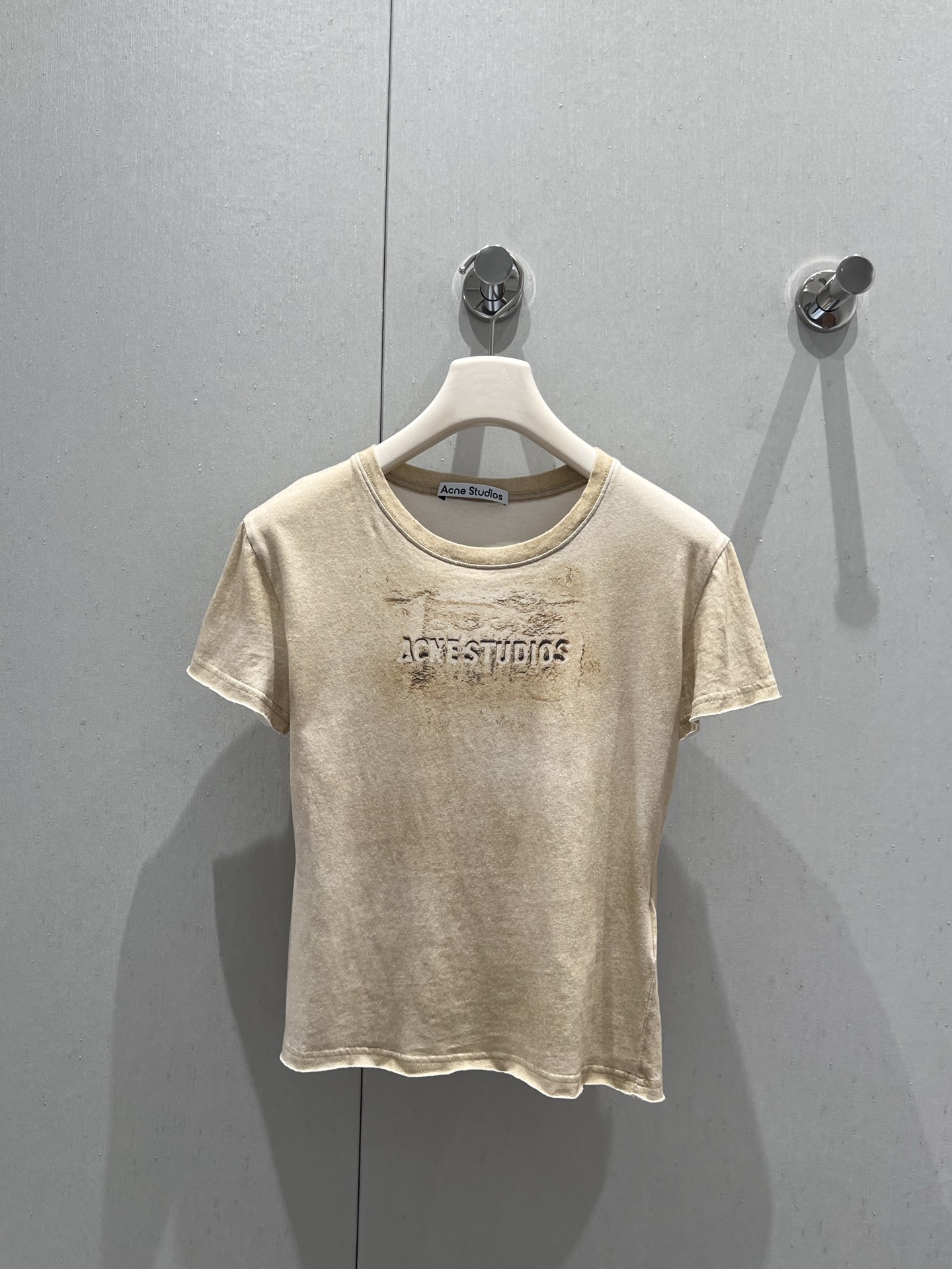 NO:426680,Support replacement Acne studio* 25ss Spring and Summer New Style Relief Textured Retro Printed Sand Beige Short-sleeved T-shirt | Exclusive yb development!  High-end production!  Bamboo cotton T-shirt with sand beige color is retro textured with embossed texture prints. The unique aging treatment makes the letter logo appear looming on the fabric, telling the story of time. The long-sleeved loose style is casual and free, and the short-sleeved slim cut is neat and stylish. Scandinavian minimalist aesthetics are naturally revealed through exquisite silhouette design. The fabric has undergone special washing process, and the touch is soft but retains the muscles and bones. When wearing it, you can feel the unique breathability of bamboo cotton, and it is not hot in summer. The two styles are suitable for different occasions. The loose style is casual with jeans, and the slim style is capable of wearing suit pants. The embossed texture at the details makes simplicity not simple. S/M/L real-life details pictures are available on sale in stock, acne studios, dior, jeans, T-shirt, tees, t-shirt, business suit, alexander wang19860909支持换款 Acne studio* 25ss春夏新款 浮雕纹理复古印花沙米色短袖T恤丨独家yb开发！高版出品！沙米色调的竹节棉T恤,以浮雕纹理印花呈现复古质感.独特的做旧处理,让字母标识在面料上若隐若现,诉说时光故事.长袖宽松版型随性洒脱,短袖修身剪裁利落有型.斯堪的纳维亚极简美学,通过精妙的廓形设计自然流露.面料经过特殊洗水工艺,触感柔软却保有筋骨.穿着时能感受到竹节棉特有的透气性,夏日也不觉闷热.两种版型适配不同场合,宽松款配牛仔裤随性,修身款搭西装裤干练.细节处的浮雕纹理,让简约不简单.现货发售S/M/L实拍细节图,,acne studios,dior,jeans,T-shirt,tees，t-shirt,business suit,alexander wang,Women's clothing