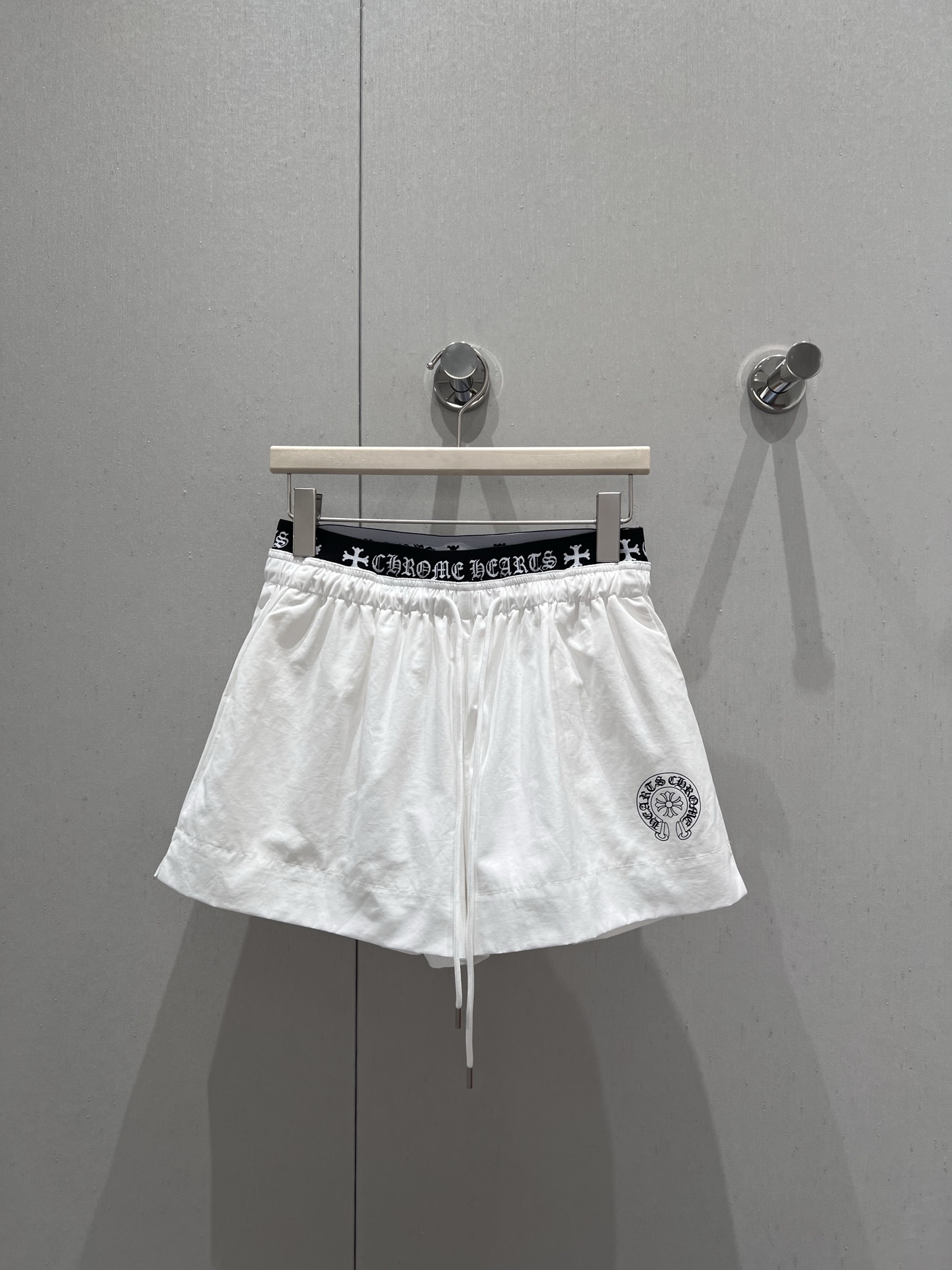 NO:429479,Supports replacement Chorme heart* 25ss Spring and Summer New Cross Print Spliced ​​High-waist Loose Shorts丨Exclusive high-end production!  Classic high-waisted small A-line style tailoring design, slimming and tall, beautiful lines that fit the waist and hips, long legs in minutes, very fashionable and versatile, and easy to grasp the advanced aura [666] Slimming and versatile, with perfect details!  Fashion items that cannot be refused~ Sisters!  Bounce!  S/M/L real photos, shorts, alexander wang19860909支持换款 Chorme heart* 25ss春夏新款 十字架印花拼接高腰宽松短裤丨独家高版出品！经典高腰小A字版型剪裁设计 显瘦显高 贴合腰臀的线条优美 穿上分分钟大长腿 非常时髦百搭 高级气场轻松拿捏[666]显瘦百搭绝绝子 细节完美到位！无法拒绝的时尚单品～姐妹们！冲冲冲！现货发售 S/M/L实拍细节图,,shorts,alexander wang,Women's clothing