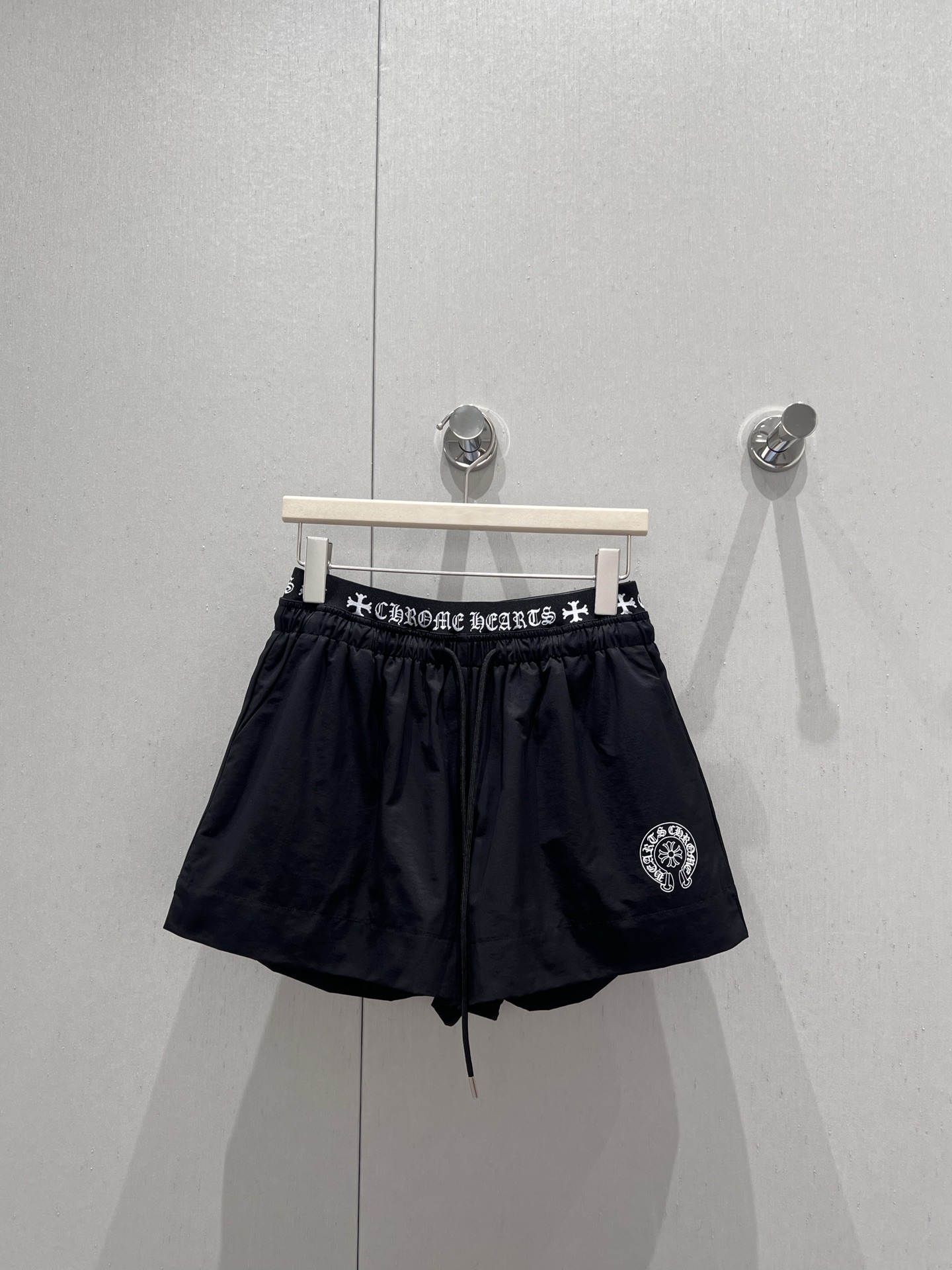 NO:429489,Supports replacement Chorme heart* 25ss Spring and Summer New Cross Print Spliced ​​High-waist Loose Shorts丨Exclusive high-end production!  Classic high-waisted small A-line style tailoring design, slimming and tall, beautiful lines that fit the waist and hips, long legs in minutes, very fashionable and versatile, and easy to grasp the advanced aura [666] Slimming and versatile, with perfect details!  Fashion items that cannot be refused~ Sisters!  Bounce!  S/M/L real photos, shorts, alexander wang19860909支持换款 Chorme heart* 25ss春夏新款 十字架印花拼接高腰宽松短裤丨独家高版出品！经典高腰小A字版型剪裁设计 显瘦显高 贴合腰臀的线条优美 穿上分分钟大长腿 非常时髦百搭 高级气场轻松拿捏[666]显瘦百搭绝绝子 细节完美到位！无法拒绝的时尚单品～姐妹们！冲冲冲！现货发售 S/M/L实拍细节图,,shorts,alexander wang,Women's clothing