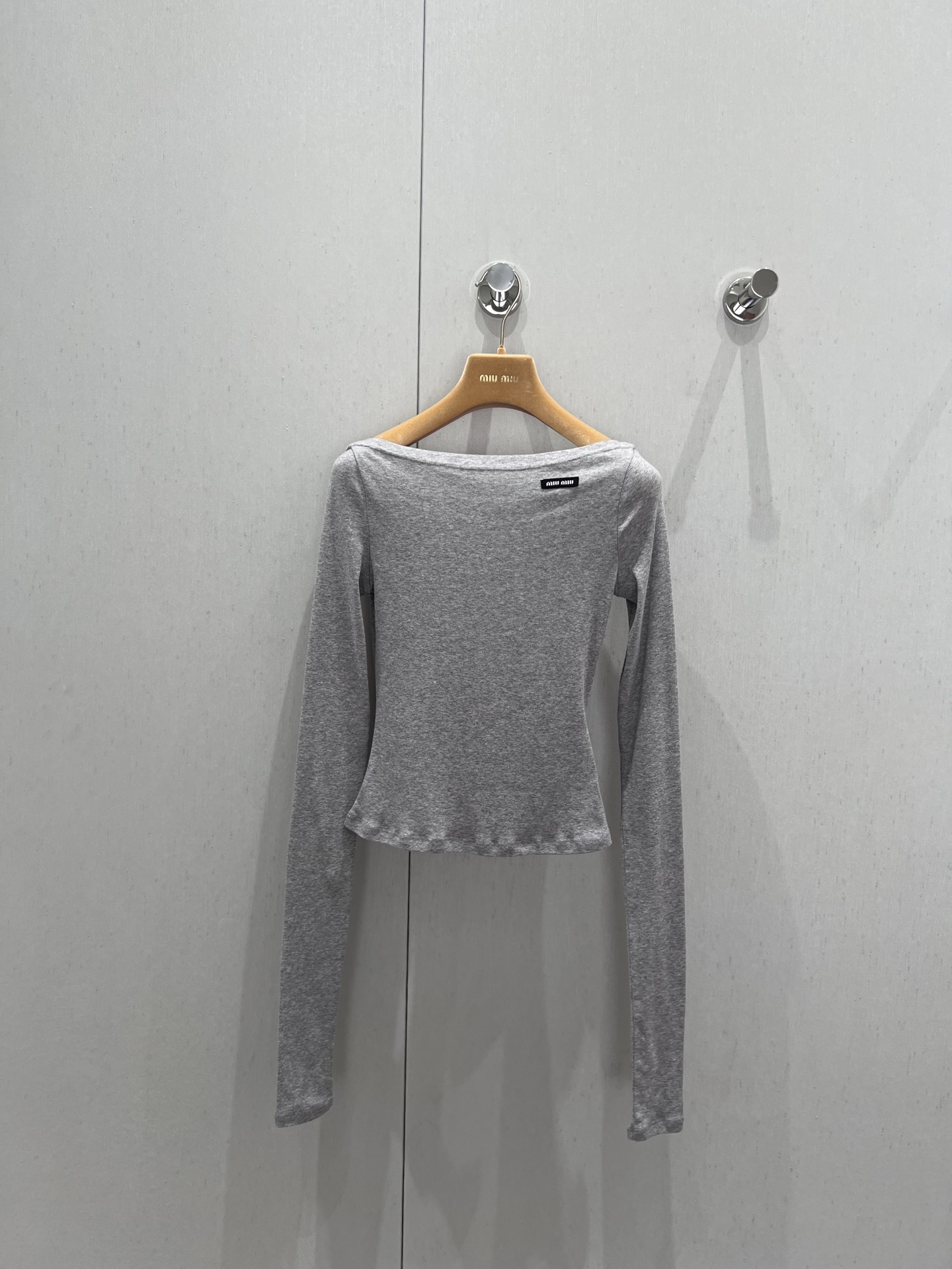 NO:426709,Support replacement Miumi*25Ss spring and summer new product, micro-label one-length collar mask T-shirt | Exclusive yb development!  High-end production!  Deeply processed softer and more comfortable knitted fabrics present simple lines, embellished with logo patches, highlighting classic style and unique personality, and single-layered classic items. S/M/L real-life details pictures, miumiu,tees, t-shirt, alexander wang19860909支持换款 Miumi*25Ss春夏新品 微标一字领面膜T恤丨独家yb开发！高版出品！深度加工更加柔软舒适的针织面料呈现简约线条,点缀徽标贴饰,彰显经典风范与独特个性,单穿叠穿的经典单品 现货发售S/M/L实拍细节图,,miumiu,tees，t-shirt,alexander wang,Women's clothing