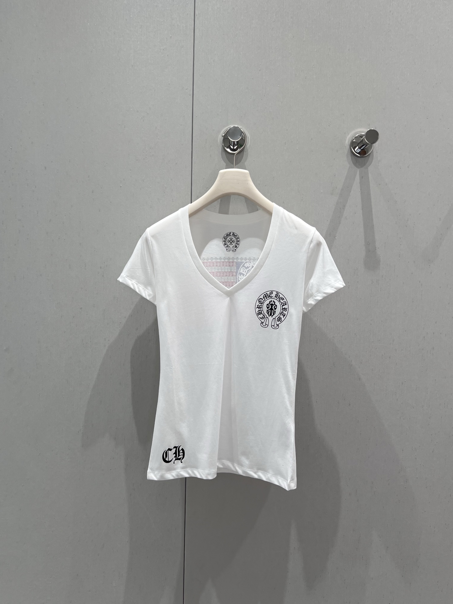 NO:426743,Supports replacement Chorme heart* 25ss Spring and Summer New Printed V-neck Short-sleeved T-shirt | Exclusive high-end production!  The limited edition scroll flag print behind the back. The slim fit model has been very popular recently. The V-neck slim fit model is very good. Whoever looks confused? Really, just wear it. Whoever wears it knows. The upper body looks so good!  S/M/L real photos, T-shirt,tees,t-shirt,alexander wang19860909支持换款 Chorme heart* 25ss春夏新款 印花V领短袖T恤丨独家高版出品！限定款背后卷轴国旗印花 修身款最近很火的V领修身款很显身材 谁看谁不迷糊 真的,你就穿吧,谁穿谁知道,上身太好看了！ 现货发售 S/M/L实拍细节图,,T-shirt,tees，t-shirt,alexander wang,Women's clothing