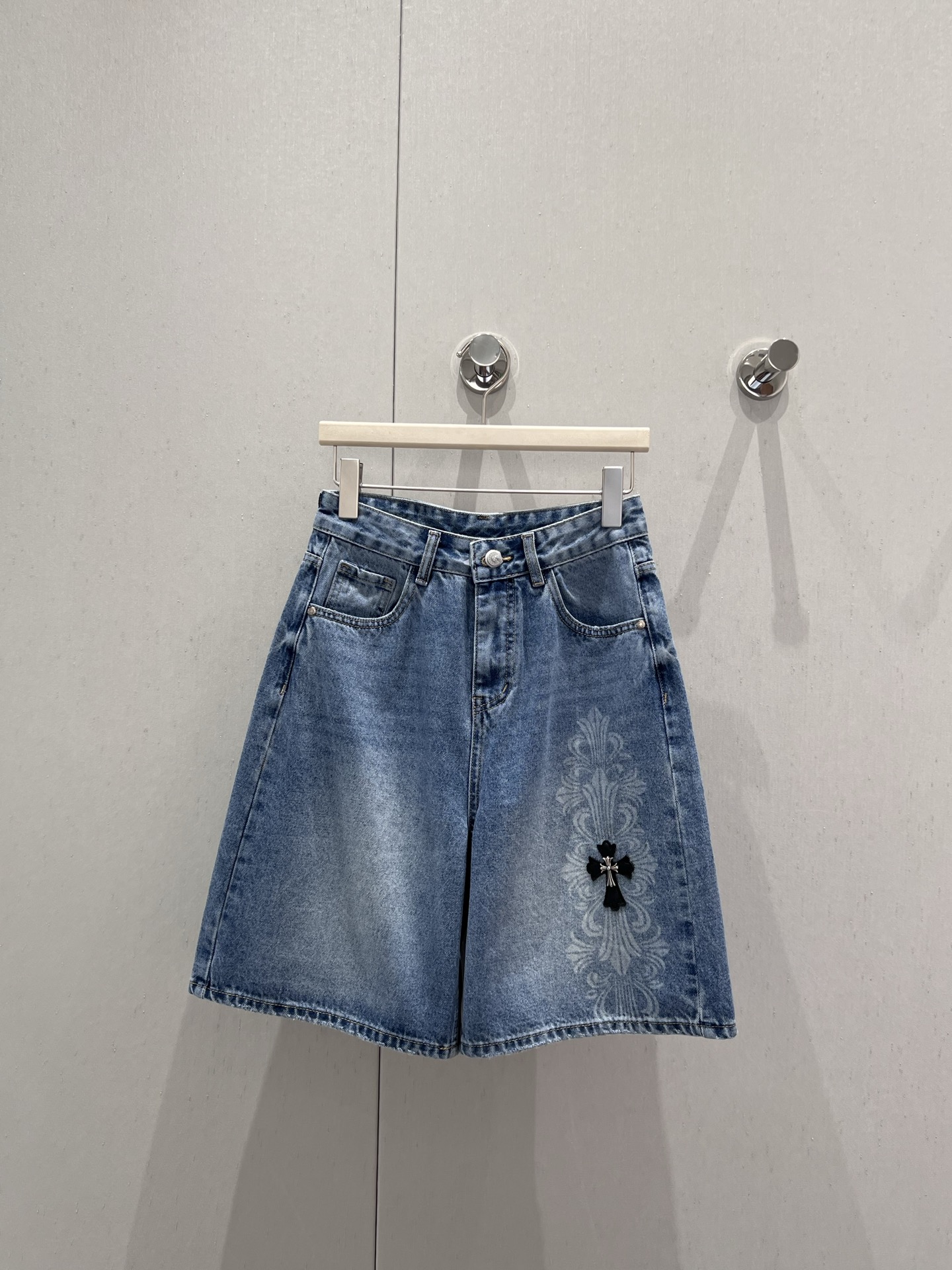 NO:427359,Supports replacement ChromeHearts 25Ss spring and summer new style printed cross leather card embellished with denim five-point pants | Exclusive high-end production!  These pants are easy to wear! Real name Amway!  The clean and neat loose style has a casual and unruly street laziness. The loose and straight style covers the flesh and makes you look slimming. The handsome feeling of walking with style must have a place to contract your various tops and raise your waistline, so that the smaller one can also wear a three-seven-six-six-sized body proportion!  My sisters closed my eyes and rushed forward!  S/M/L real photos, chrome hearts, alexander wang19860909支持换款 ChromeHearts 25Ss春夏新款 印花十字皮牌点缀牛仔五分裤丨独家高版出品！这条裤子好穿程度实名安利！干净利落的宽松版型 自带随性不羁的街头慵懒感 宽松直筒的版型遮肉显瘦 走路都带风的帅气感必须拥有一席之地承包你的各种上衣搭配抬高腰线 让小个子也能穿出三七分身材比例！姐妹们都给我闭眼冲！现货发售 S/M/L实拍细节图,,chrome hearts,alexander wang,Women's clothing