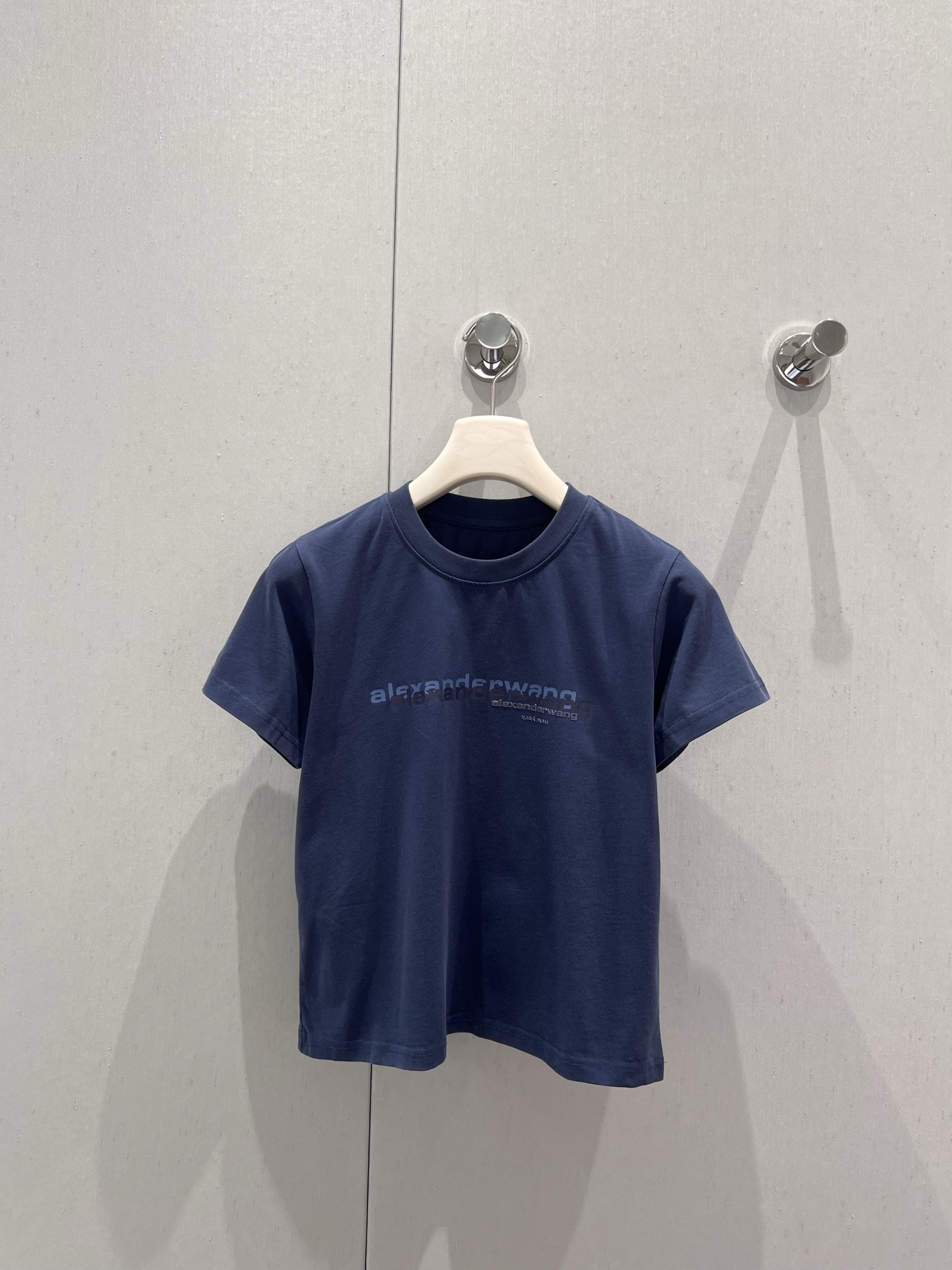 NO:428964,Support replacement Alexand*r wang 25Ss spring and summer new style, letter round neck short-sleeved T-shirt丨Exclusive high-end production!  Made of gram-weight pure cotton, full of drape, presents a slimming visual effect, uses washing technology to restore colors, the letters on the chest outline the brand logo pattern of the floral body, collide with the color of the big body, fashionable and high-end feel, create a personal style, fashionable and relaxed, single wear, and stylish, S/M/L real-life details pictures, T-shirt,tees, t-shirt,alexander wang19860909支持换款 Alexand*r wang 25Ss春夏新款 字母圆领短袖T恤丨独家高版出品！采用克重纯棉制成 垂坠感十足 呈现显瘦视觉效果 利用水洗工艺还原色 胸前字母勾勒出花体品牌徽标图案 与大身颜色碰撞 时尚高级感立现 打造个性风格 时髦松弛 单穿内搭都出彩时髦 现货发售S/M/L实拍细节图,,T-shirt,tees，t-shirt,alexander wang,Women's clothing