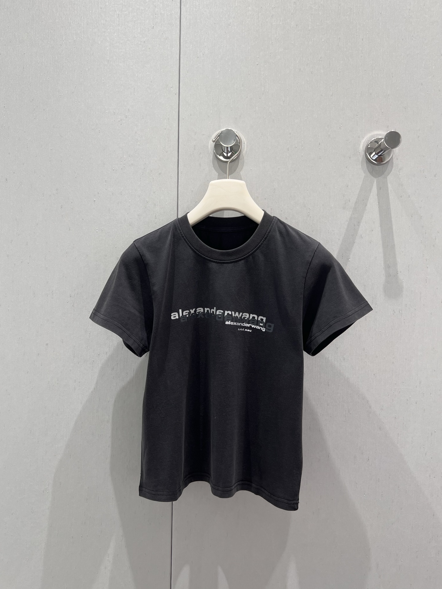 NO:428927,Support replacement Alexand*r wang 25Ss spring and summer new style, letter round neck short-sleeved T-shirt丨Exclusive high-end production!  Made of gram-weight pure cotton, full of drape, presents a slimming visual effect, uses washing technology to restore colors, the letters on the chest outline the brand logo pattern of the floral body, collide with the color of the big body, fashionable and high-end feel, create a personal style, fashionable and relaxed, single wear, and stylish, S/M/L real-life details pictures, T-shirt,tees, t-shirt,alexander wang19860909支持换款 Alexand*r wang 25Ss春夏新款 字母圆领短袖T恤丨独家高版出品！采用克重纯棉制成 垂坠感十足 呈现显瘦视觉效果 利用水洗工艺还原色 胸前字母勾勒出花体品牌徽标图案 与大身颜色碰撞 时尚高级感立现 打造个性风格 时髦松弛 单穿内搭都出彩时髦 现货发售S/M/L实拍细节图,,T-shirt,tees，t-shirt,alexander wang,Women's clothing