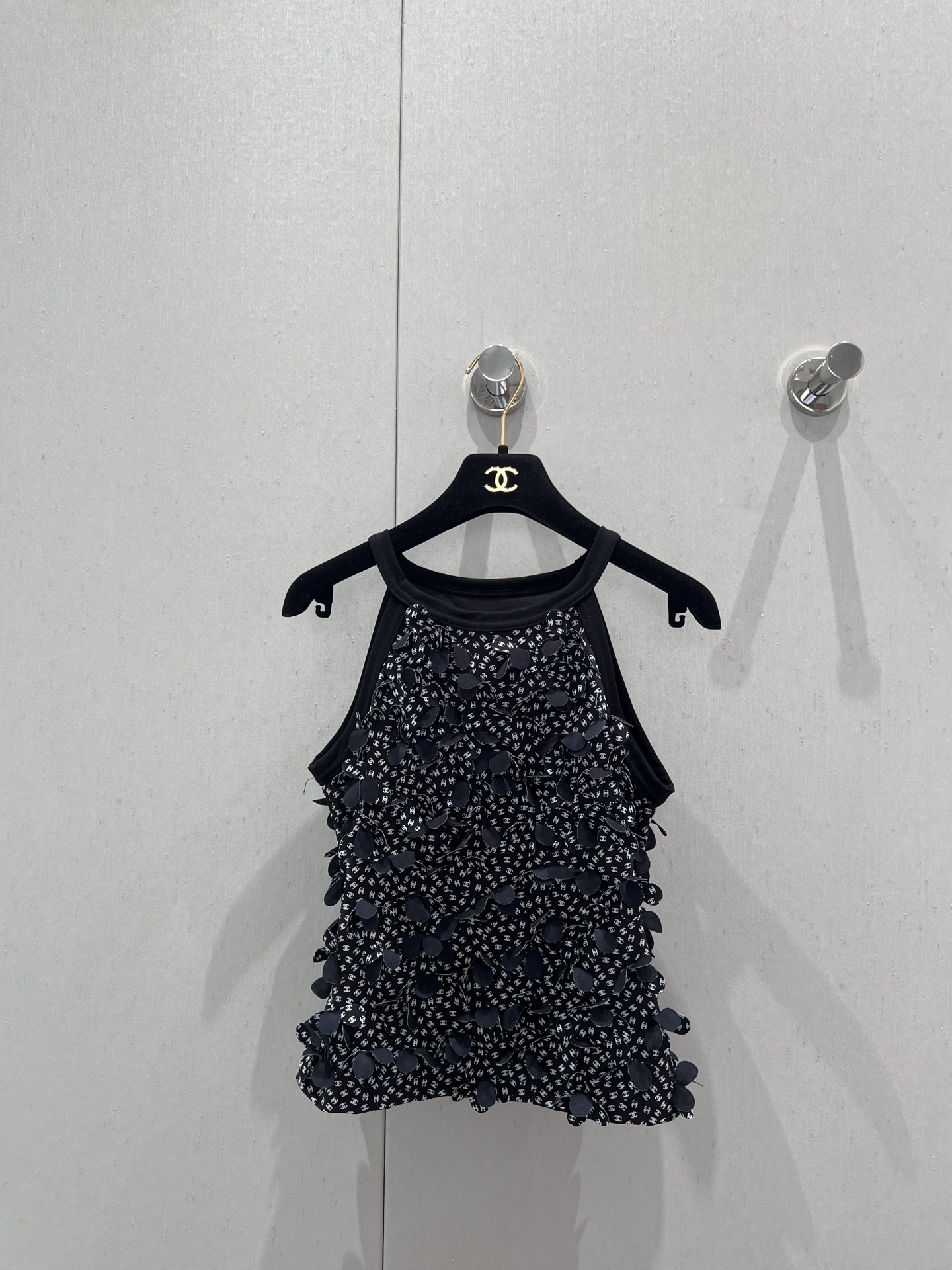 NO:427317,Support replacement Chane* 25Ss spring and summer new model Heavy Industry Petal Digging Vest丨Exclusive high-end product!  Cut off the neck shoulder strap vest, black and white, full of black and white, double C letter logo, combined with three-dimensional petal shape, full of fragrance, noble and gorgeous style, thin strap vest, modify shoulder and neck lines, cute and sexy, high-quality, full texture, detailed texture design echoes, easy to become the visual focus, first choice for vacation dates, S/M/L real-life details pictures, chanel, chanel, alexander wang19860909支持换款 Chane* 25Ss春夏新款 重工花瓣挖肩背心丨独家高版出品！挂脖挖肩吊带背心裁剪 通体黑白两色可选 满铺点缀双C字母徽标 配合立体花瓣状造型 满满香家贵气华丽风格 细吊带背心 修饰肩颈线条 可爱中透露性感 品相高级 质感十足 细节质感设计呼应 轻松成为视觉焦点 度假约会首选 现货发售S/M/L实拍细节图,,chanel,chanel,alexander wang,Women's clothing