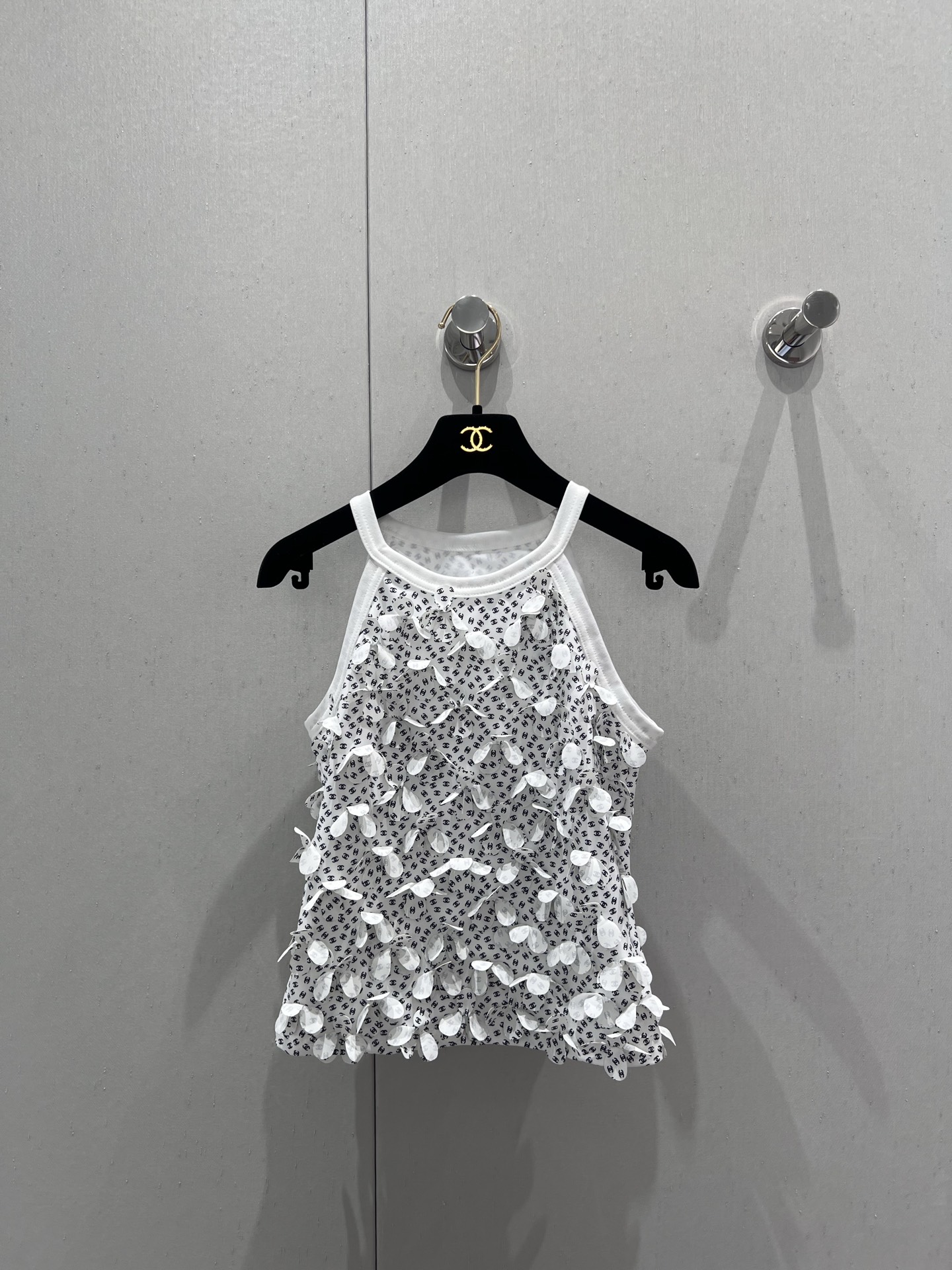 NO:427329,Support replacement Chane* 25Ss spring and summer new model Heavy Industry Petal Digging Vest丨Exclusive high-end production!  Cut off the neck shoulder strap vest, black and white, full of black and white, double C letter logo, combined with three-dimensional petal shape, full of fragrance, noble and gorgeous style, thin strap vest, modify shoulder and neck lines, cute and sexy, high-quality, full texture, detailed texture design echoes, easy to become the visual focus, first choice for vacation dates, S/M/L real-life details pictures, chanel, chanel, alexander wang19860909支持换款 Chane* 25Ss春夏新款 重工花瓣挖肩背心丨独家高版出品！挂脖挖肩吊带背心裁剪 通体黑白两色可选 满铺点缀双C字母徽标 配合立体花瓣状造型 满满香家贵气华丽风格 细吊带背心 修饰肩颈线条 可爱中透露性感 品相高级 质感十足 细节质感设计呼应 轻松成为视觉焦点 度假约会首选 现货发售S/M/L实拍细节图,,chanel,chanel,alexander wang,Women's clothing