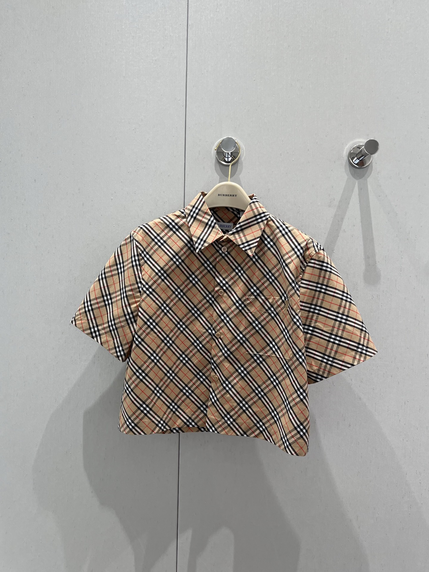 NO:427272,Support replacement Burbe*ry 25ss Spring and Summer New Style Retro plaid short-sleeved shirt丨Exclusive high-end production!  British college style H short short sleeve shirt, style, upper body, age-reducing girlish temperament. Positioning shield embroidery embroidery, color woven Vintage printed shirt fabric workmanship quality depends on details. S/M/L real shot details pictures, burberry, shirts, T-shirt, alexander wang19860909支持换款 Burbe*ry 25ss春夏新款 复古格纹短袖衬衫丨独家高版出品！英伦学院风H小短款短袖衬衫 版型上身减龄少女气质.定位盾牌刺绣点缀,色织Vintage印花衬衫面料做工品质看细节.现货发售 S/M/L实拍细节图,,burberry,shirts,T-shirt,alexander wang,Women's clothing