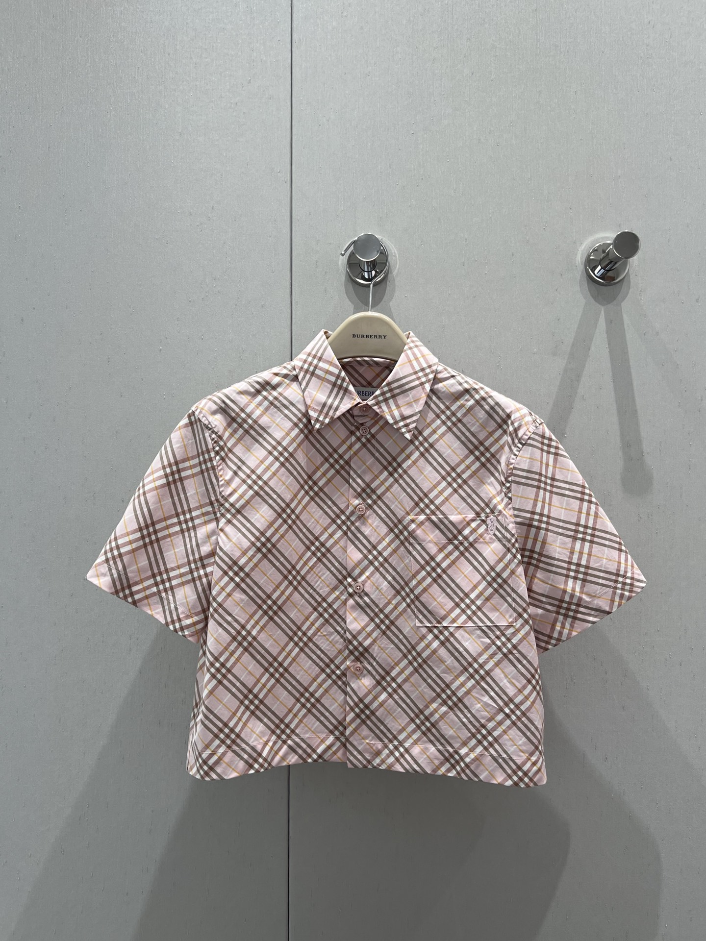 NO:427280,Support replacement Burbe*ry 25ss Spring and Summer New Style Retro plaid short-sleeved shirt丨Exclusive high-end production!  British college style H short short sleeve shirt, style, upper body, age-reducing girlish temperament. Positioning shield embroidery embroidery, color woven Vintage printed shirt fabric workmanship quality depends on details. S/M/L real shot details pictures, burberry, shirts, T-shirt, alexander wang19860909支持换款 Burbe*ry 25ss春夏新款 复古格纹短袖衬衫丨独家高版出品！英伦学院风H小短款短袖衬衫 版型上身减龄少女气质.定位盾牌刺绣点缀,色织Vintage印花衬衫面料做工品质看细节.现货发售 S/M/L实拍细节图,,burberry,shirts,T-shirt,alexander wang,Women's clothing