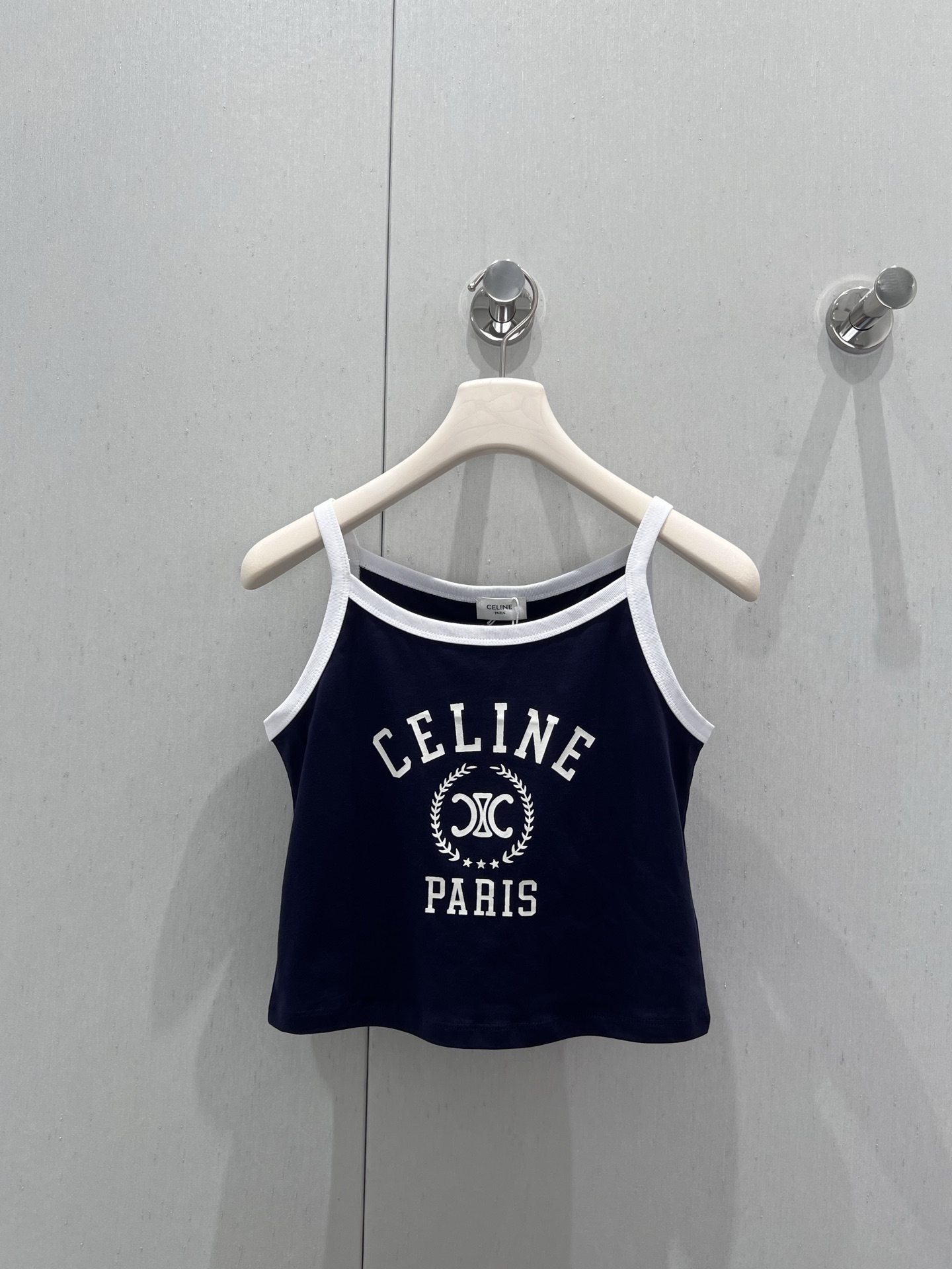 NO:427348,Support replacement Celin* 25Ss spring and summer new model printed suspender vest丨Exclusive high-end production!  The classic short style is versatile and versatile, and it looks very slim!  Imported pure cotton texture is super comfortable!  The round neck style looks huge and slim!  Simple, elegant and high-end!  Perfect workmanship quality depends on the details. S/M/L real-life details pictures, celine, alexander wang19860909支持换款 Celin* 25Ss春夏新款 印花吊带小背心丨独家高版出品！经典小短款版型万能百搭上身超显瘦！进口纯棉质感超舒适！圆领版型上身巨显瘦！简约优雅又高级！完美做工品质看细节.现货发售 S/M/L实拍细节图,,celine,alexander wang,Women's clothing