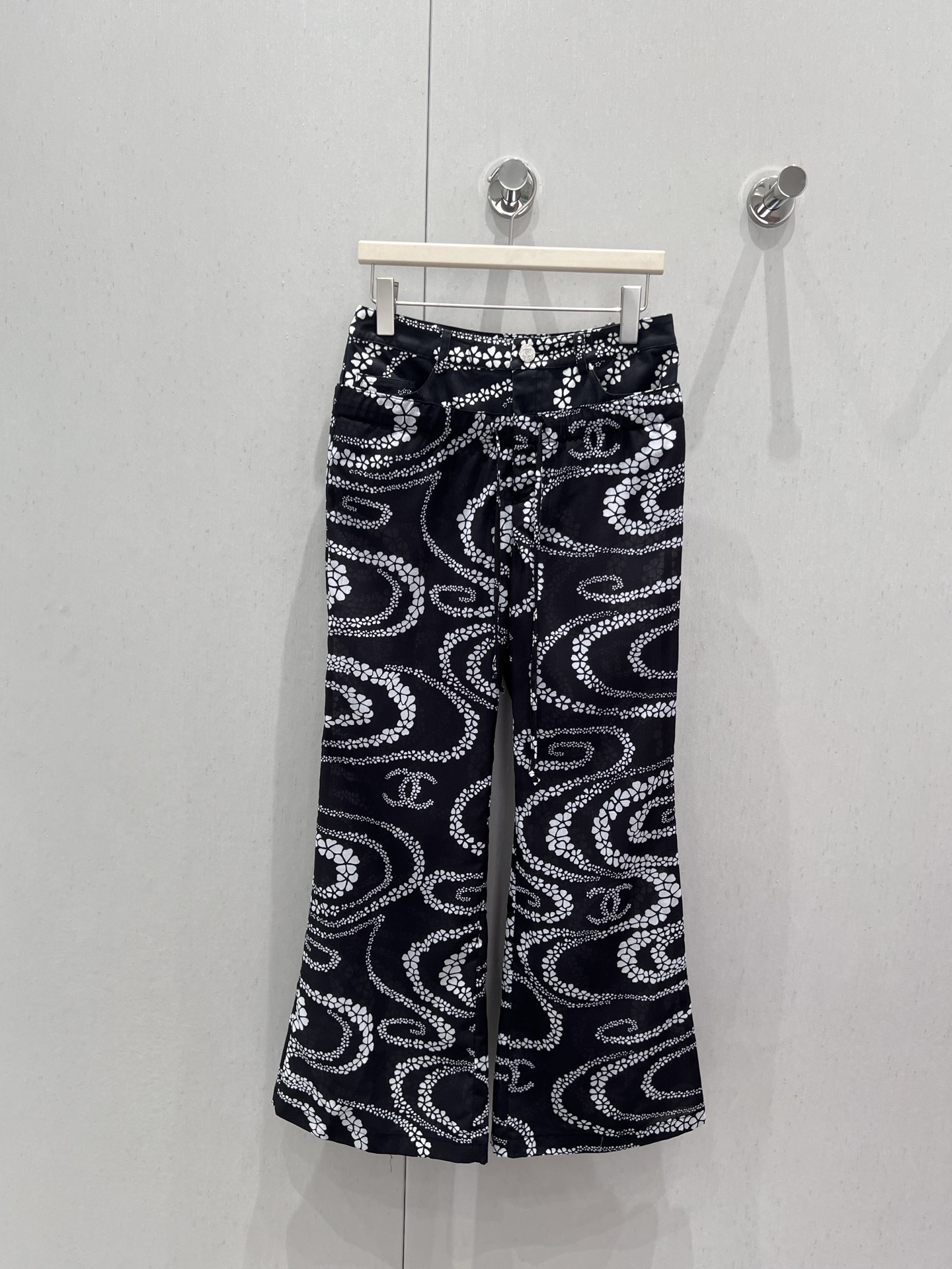 NO:428252,Support for replacement Chane* 25Ss spring and summer new style denim spliced ​​printed trousers | Exclusive high-end production!  Stitched imported twill material, refreshing and breathable, soft and skin-friendly, presenting a thin and translucent texture, elastic buckle wide-leg straight trousers cut, irregular and staggered camellia pattern, interspersed with double C logos, highlighting the brand style, complex visual effects, creating a romantic and beautiful style, full of personality and creativity, modifying the body shape and beautifying proportions, brand high-end design sense, first choice for refreshing summer, S/M/L real-life details pictures, chanel, alexander wang19860909支持换款 Chane* 25Ss春夏新款 牛仔拼接印花长裤丨独家高版出品！拼接进口斜纹稠材质 清爽透气 柔软亲肤 呈现轻薄微透质感 弹力系扣阔腿直筒长裤裁剪 通体满印不规则错落山茶花图案 穿插双C徽标 凸显品牌格调 纷繁复杂的视觉效果 打造浪漫唯美风格 充满个性和创意 修饰身型美化比例 品牌高级设计感拉满 夏季清爽首选 现货发售S/M/L实拍细节图,,chanel,alexander wang,Women's clothing