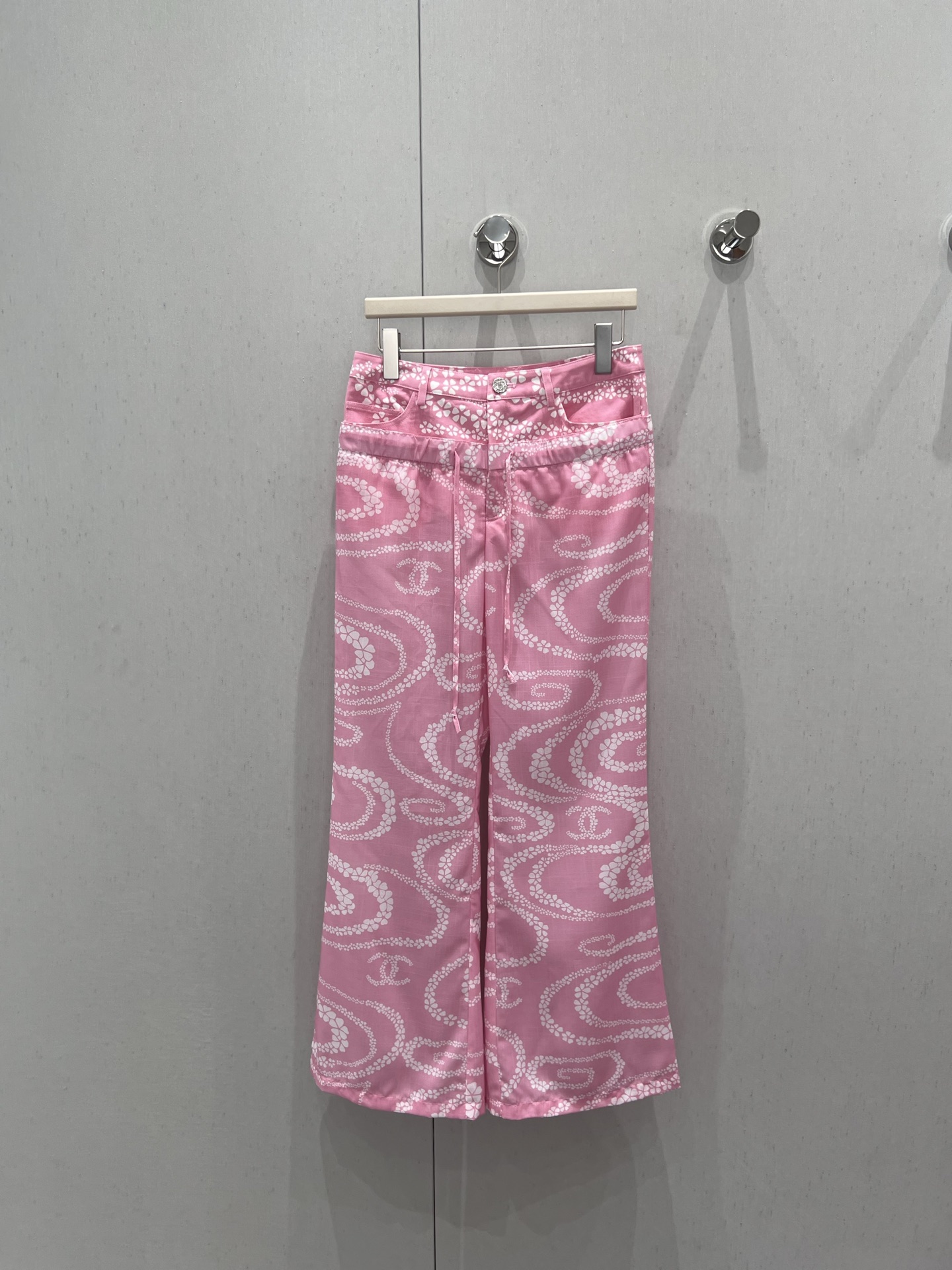 NO:428246,Support for replacement Chane* 25Ss spring and summer new style denim spliced ​​printed trousers | Exclusive high-end production!  Stitched imported twill material, refreshing and breathable, soft and skin-friendly, presenting a thin and translucent texture, elastic buckle wide-leg straight trousers cut, irregular and staggered camellia pattern, interspersed with double C logos, highlighting the brand style, complex visual effects, creating a romantic and beautiful style, full of personality and creativity, modifying the body shape and beautifying proportions, brand high-end design sense, first choice for refreshing summer, S/M/L real-life details pictures, chanel, alexander wang19860909支持换款 Chane* 25Ss春夏新款 牛仔拼接印花长裤丨独家高版出品！拼接进口斜纹稠材质 清爽透气 柔软亲肤 呈现轻薄微透质感 弹力系扣阔腿直筒长裤裁剪 通体满印不规则错落山茶花图案 穿插双C徽标 凸显品牌格调 纷繁复杂的视觉效果 打造浪漫唯美风格 充满个性和创意 修饰身型美化比例 品牌高级设计感拉满 夏季清爽首选 现货发售S/M/L实拍细节图,,chanel,alexander wang,Women's clothing