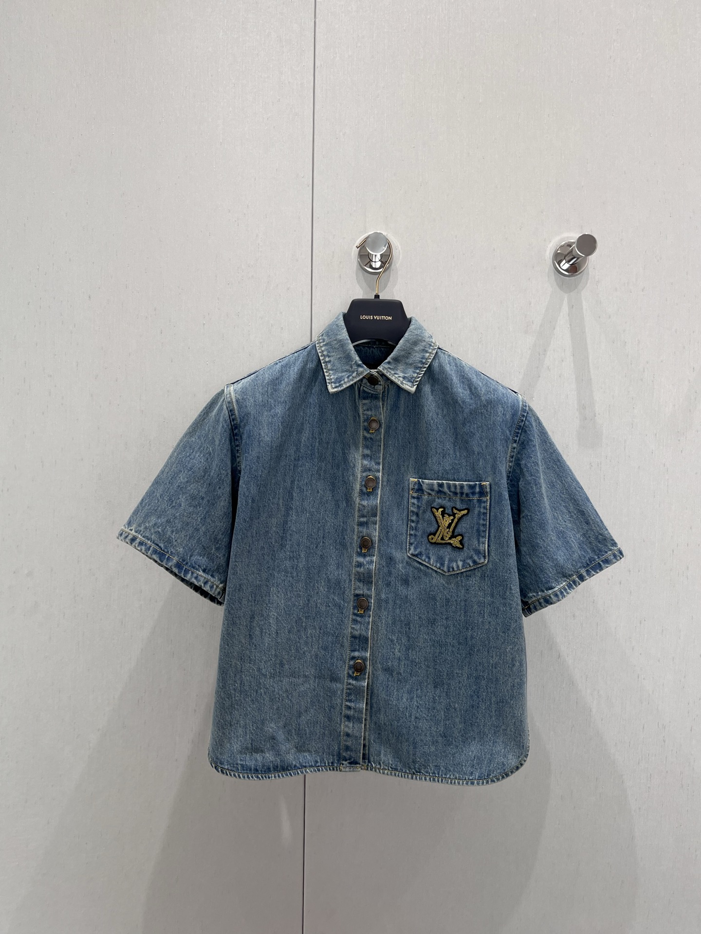 NO:426759,Support replacement Louis Vuitto* 25Ss spring and summer new model Nautical series embroidered denim denim short-sleeved shirt jacket | Exclusive yb development!  High-end production!  Ordered and dyed Japanese denim fabrics are truly made of pure cotton yarn and weaving to make the version shipment process enlarge and see the details. In addition, the reduction degree is close to more than 98, and the workmanship is invincible. Really restored 1:1. Buy directly with your eyes closed. Workmanship quality is looking at the details. On-site sale 34/36/38 real-time details pictures, louis vuitton, jackets & coats,shirts,T-shirt,alexander wang19860909支持换款 Louis Vuitto* 25Ss春夏新款 航海系列刺绣丹宁牛仔短袖衬衫外套丨独家yb开发！高版出品！订织订染日本丹宁牛仔面料真正用到纯棉纱线织布做到对版出货工艺放大看细节除还原度接近98以上 做工也无敌了真正做到1:1还原 直接闭着眼购买 做工品质看细节.现货发售34/36/38实拍细节图,,louis vuitton,jackets & coats,shirts,T-shirt,alexander wang,Women's clothing