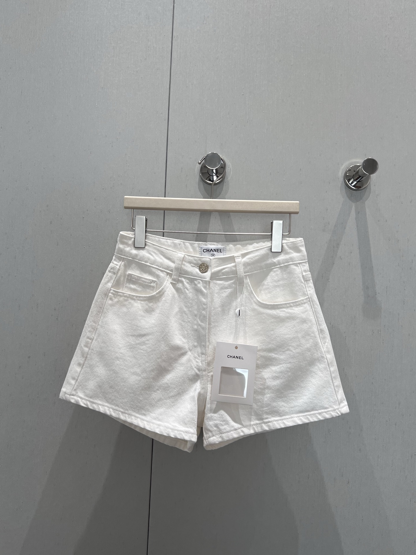 NO:426767,Support for changing the chane* 25ss Spring and Summer New Style, Back Bag Gradient Beaded White Denim Shorts丨Exclusive High-edition Production!  Selected imported denim fabrics, soft and comfortable texture, back pocket gradient beads design, design sense online, workmanship is neat, detailed processing, high waist style, leg shape that can accommodate everything, can be controlled by any body shape, S/M/L real-life details pictures, chanel, shorts, alexander wang19860909支持换款 chane* 25ss春夏新款 后袋渐变珠片白色牛仔短裤丨独家高版出品！精选进口牛仔面料 质感柔软舒适 后袋渐变珠片设计 设计感在线 做工走线齐整 细节处理完美 高腰版型 能包容一切的腿型 任何身形都可以驾驭 现货发售S/M/L实拍细节图,,chanel,shorts,alexander wang,Women's clothing