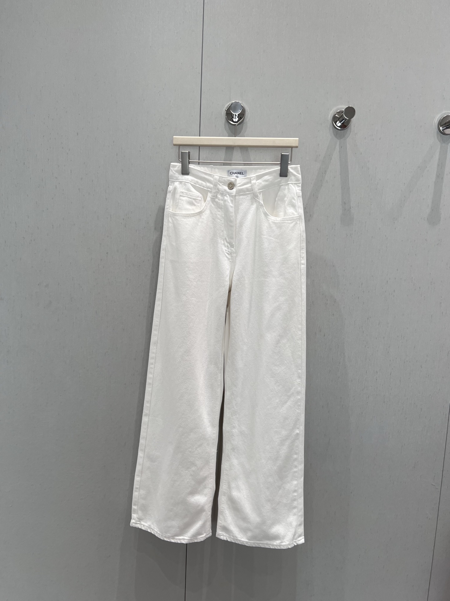 NO:427358,Support for replacement Chane* 25Ss spring and summer new style, rear pocket gradient beaded white jean trousers | Exclusive high-end production!  Selected imported denim fabrics have a soft and comfortable texture. The back pocket gradient beads are designed to make these pants look design-friendly, the workmanship is neat, the details are perfect, the high-waist straight and loose style makes it look thinner, the flesh covers, and the legs are long!  Leg shape that can accommodate all kinds of things can be controlled by any body shape. S/M/L real-life detailed pictures, chanel, alexander wang19860909支持换款 Chane* 25Ss春夏新款 后袋渐变珠片白色牛仔长裤丨独家高版出品！精选进口牛仔面料质感柔软舒适 后袋渐变珠片设计 让这款裤子富有设计感 做工走线齐整 细节处理完美 高腰直筒宽松版型 显瘦 遮肉 显腿长！能包容一切的腿型 任何身形都可以驾驭 现货发售S/M/L实拍细节图,,chanel,alexander wang,Women's clothing