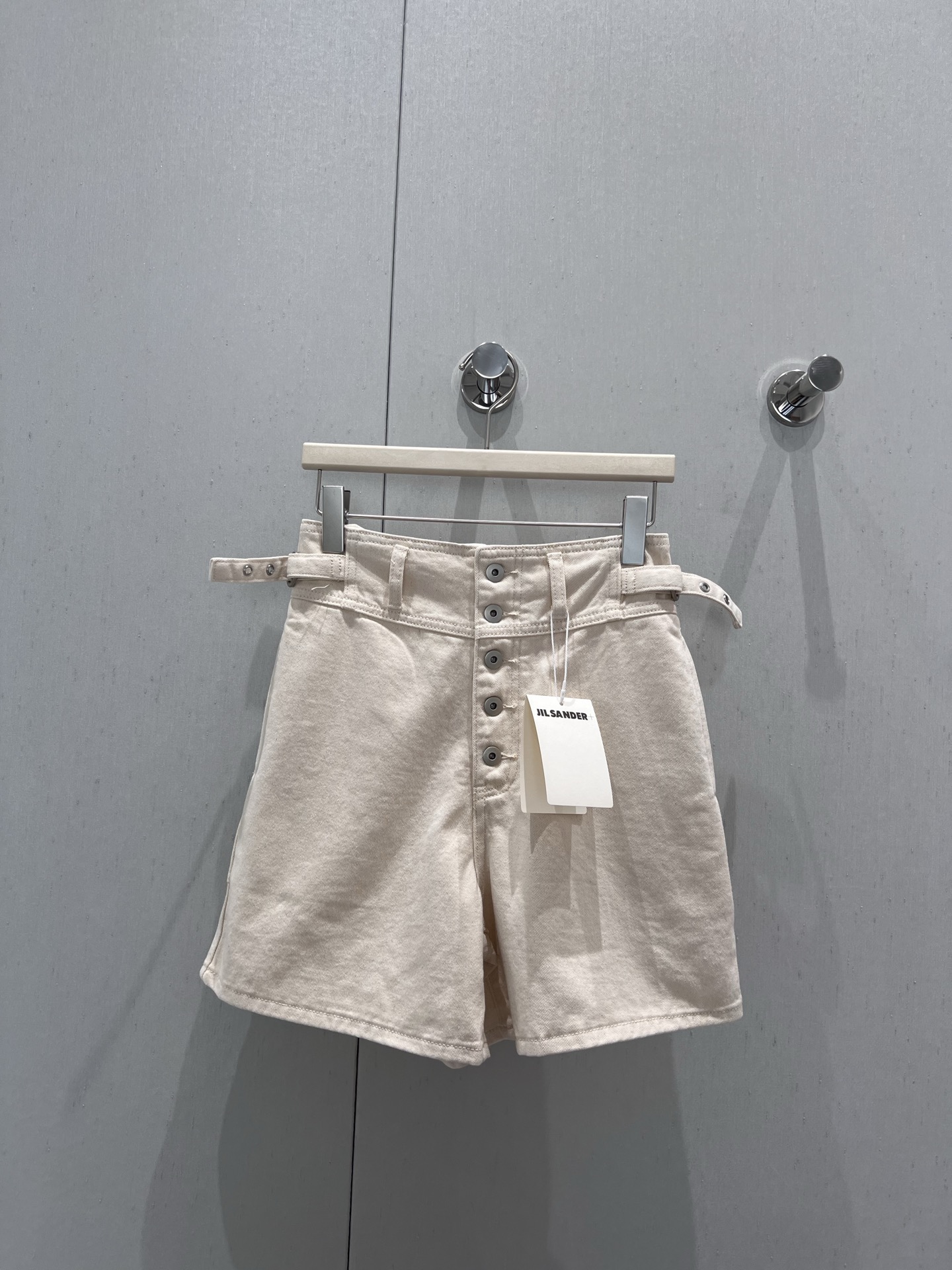 NO:427211,Support replacement JIL SAND*R 25Ss spring and summer new style, multi-button rear pocket flip from letters denim shorts丨Exclusive high-end production!  Official website synchronization Multi-button design Back pocket flap letters Full texture The high-waisted shorts look super good, making them look taller, slimmer and longer legs, can be controlled by any body shape, showing temperament at will, versatile and fashionable high-end items, on-site S/M/L real-life details pictures, jil sander, shorts, alexander wang19860909支持换款 JIL SAND*R 25Ss春夏新款 多扣后袋翻盖自字母牛仔短裤丨独家高版出品！官网同步 多钮扣设计 后袋翻盖字母 质感满满 短裤高腰版型超好看 显高显瘦显腿长 任何身形都可驾驭 随意一搭都显气质 百搭时髦高级单品 现货发售 S/M/L实拍细节图,,jil sander,shorts,alexander wang,Women's clothing