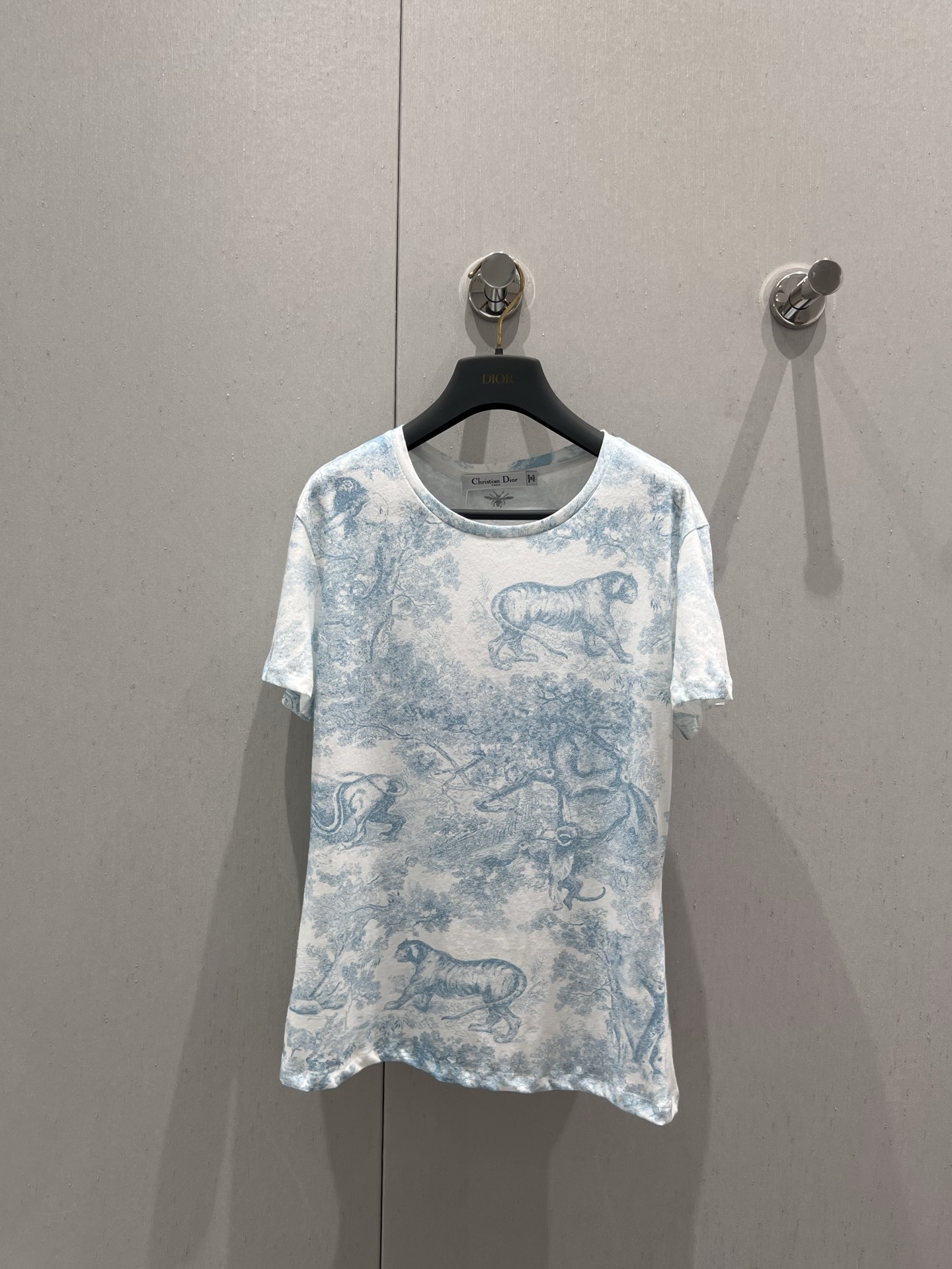 NO:427269,Support replacement Dio* 25ss Spring and Summer New Style Holiday New Vessel Juyi Jungle Animal Elements Pattern Positioning Printed T-shirt丨Exclusive YB development!  High-end production!  The goddess of fresh temperament that directly touches the heart, the original customized imported wash water pure cotton material is light and comfortable. The classic style is not picky about people, and it looks slim and tall!  The quality of workmanship depends on the details!  S/M/L real photos, dior,tees, t-shirt,alexander wang19860909支持换款 Dio* 25ss春夏新款 渡假新品vessel 茹伊丛林动物元素图案定位印花T恤丨独家yb开发！高版出品！直戳心灵的清新气质女神,原版定制进口洗水纯棉材质轻盈舒适.经典版型不挑人上身显瘦又高挑！做工品质看细节！现货发售 S/M/L实拍细节图,,dior,tees，t-shirt,alexander wang,Women's clothing