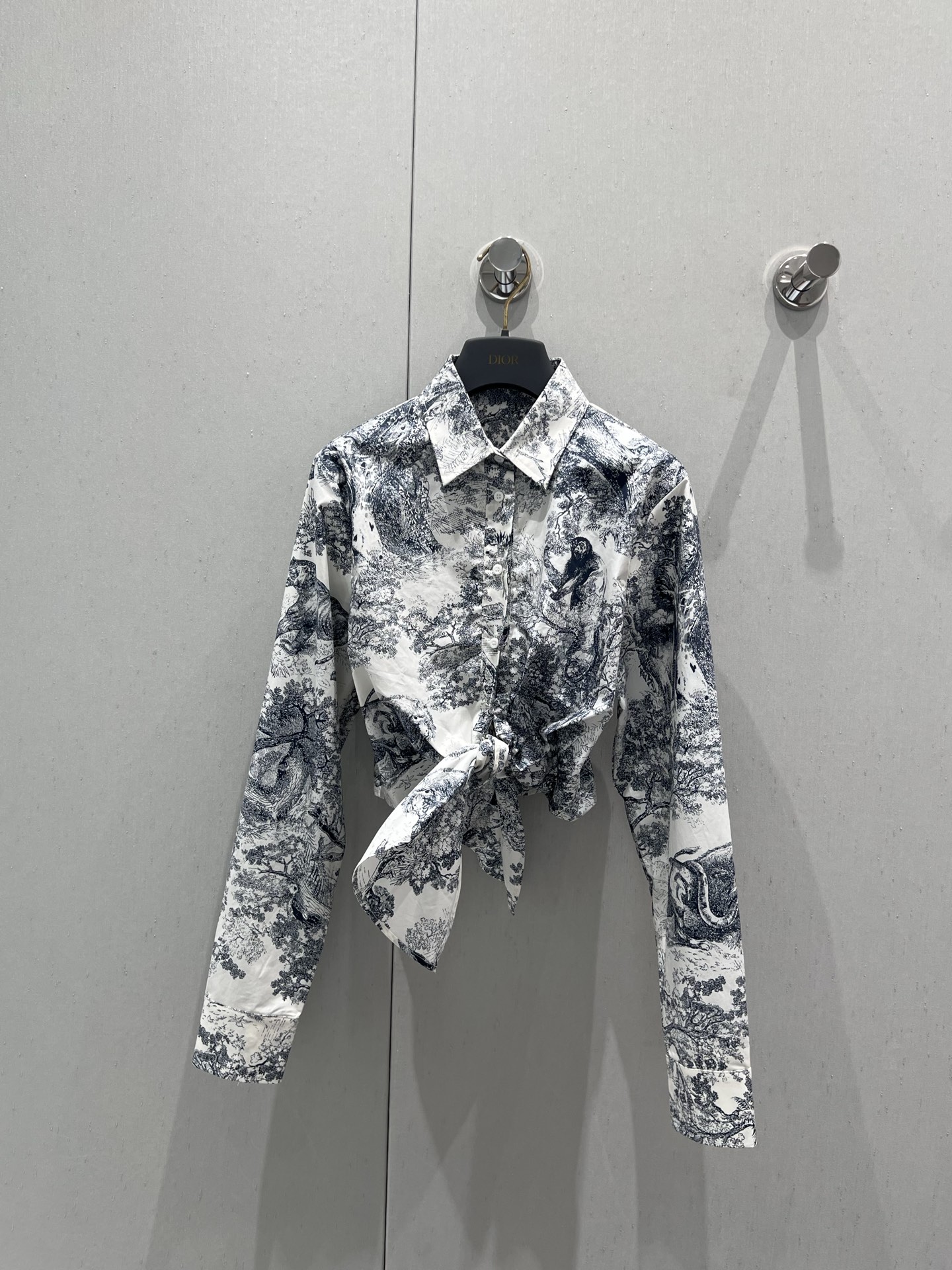 NO:427341,Support replacement Dio* 25Ss spring and summer new style Yiru printed bouquet lace-up shirt丨Exclusive yb development!  High-end production!  Poplin cotton, Joui Forest animal positioning and cutting print, short cut, front kink lace design, button opening and closing highlights the waist effect, and also makes the body vertically modified. Visually, the high waist makes the body proportion more visible, with its own style and tone, and we do not deliberately please, we still control the details that are not visible and maintain the long-term quality. S/M/L real-life details pictures, dior, shirts, alexander wang19860909支持换款 Dio* 25Ss春夏新款 伊茹印花束身系带衬衫丨独家yb开发！高版出品！府绸棉质、茹伊森林动物定位裁片印花,短款裁剪、正面扭结系带设计,纽扣开合凸显腰部效果,多了一份随性,同时也把身板做了纵向的修饰,视觉上高腰更显身材比例,自带风格调性,不刻意讨好,我们还是一如既往把控好看不到的细节之处,保持品质的长期主义.现货发售S/M/L实拍细节图,,dior,shirts,alexander wang,Women's clothing