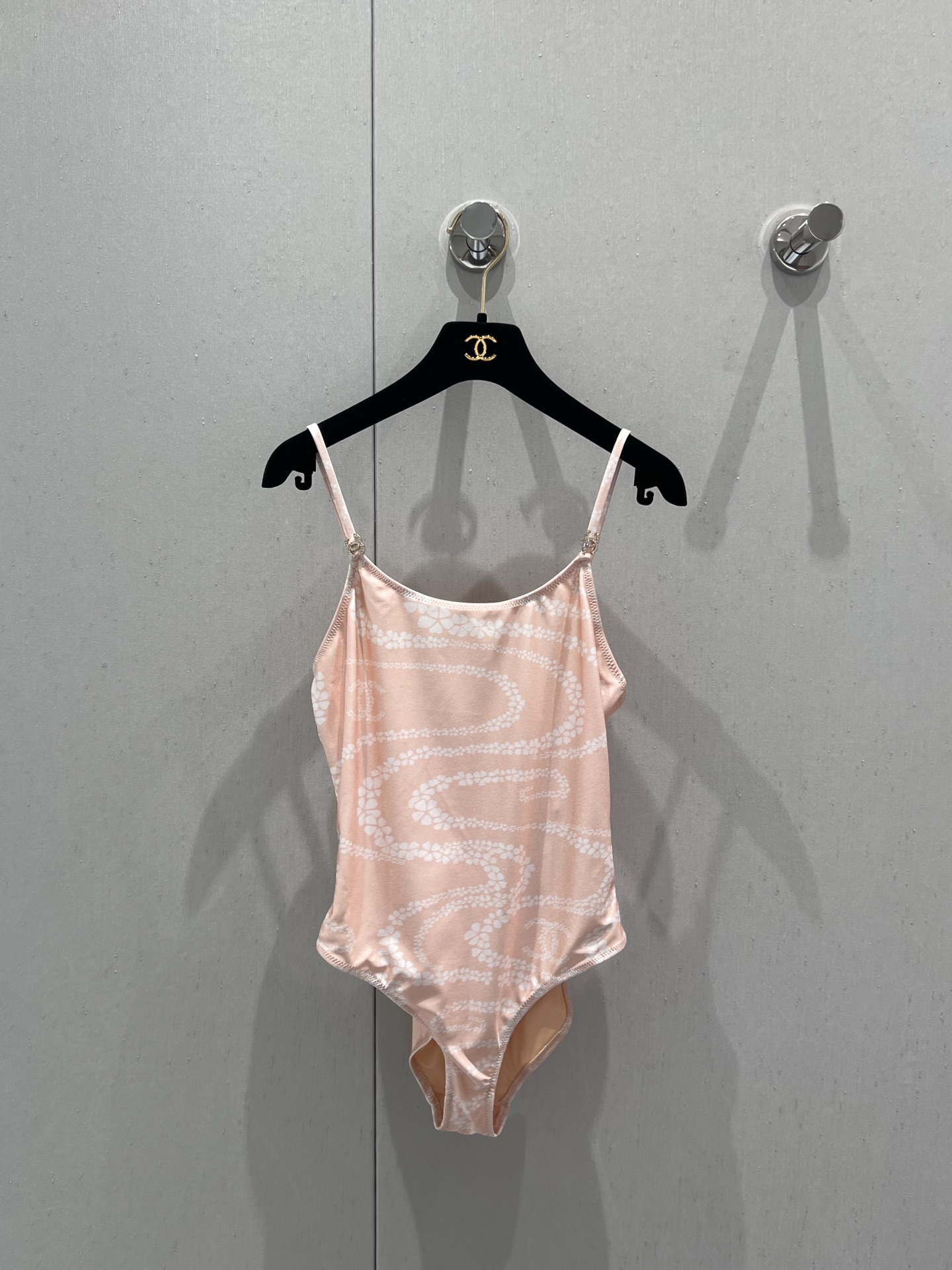 NO:427260,Support for replacement Chane* 25M spring and summer new model Cocobeach series summer swimsuits are released new | Exclusive yb development!  High-end production!  Let’s go to the beach to experience the joy and romance of summer. Today’s swimsuits are no longer just swimsuits. They can be used as a fashion item, with shorts, trousers and jackets... No matter which one you match, you can instantly add points, it’s not that good! S/M/L real-life details pictures, chanel, shorts, jackets & coats, swimsuits, alexander wang19860909支持换款 Chane* 25M春夏新款 Cocobeach系列夏日泳装全新登场丨独家yb开发！高版出品！一起去海滩感受下夏日的快乐与浪漫吧,今日的泳衣已经不再单纯是泳衣,万能穿搭可作为时尚单品,配短裤配长裤搭外套……无论搭配哪一种都可以瞬间加分简直不要太好看啦!现货发售 S/M/L实拍细节图,,chanel,shorts,jackets & coats,swimsuits,alexander wang,Women's clothing