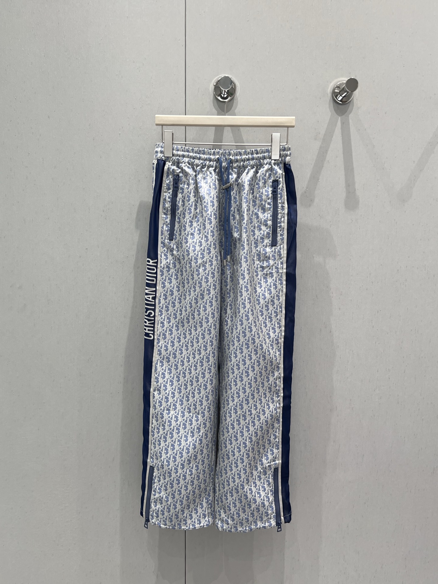 NO:427234,Support replacement Dio* 25ss Spring and Summer New Style Blue and White Series Classic Presbyterian Casual Pants | Exclusive high-end production!  Imported technology taffeta Oblique jacquard fabric highlights the sporty style, with contrasting logo bar patterns on the sides to enhance the style, the classic elastic waist, zippered straight drawstring design creates a rich and diverse handsome style. The quality of workmanship depends on the details. S/M/L real shot details pictures are available in stock, dior, alexander wang19860909支持换款 Dio* 25ss春夏新款 蓝白系列经典老花休闲长裤丨独家高版出品！进口科技塔夫绸 Oblique 提花面料彰显运动风范,侧面饰以对比鲜明的标志条形图案提升格调,经典松紧腰头 裤脚拉链直筒抽绳设计打造丰富多元的帅气风格.做工品质看细节.现货发售S/M/L实拍细节图,,dior,alexander wang,Women's clothing