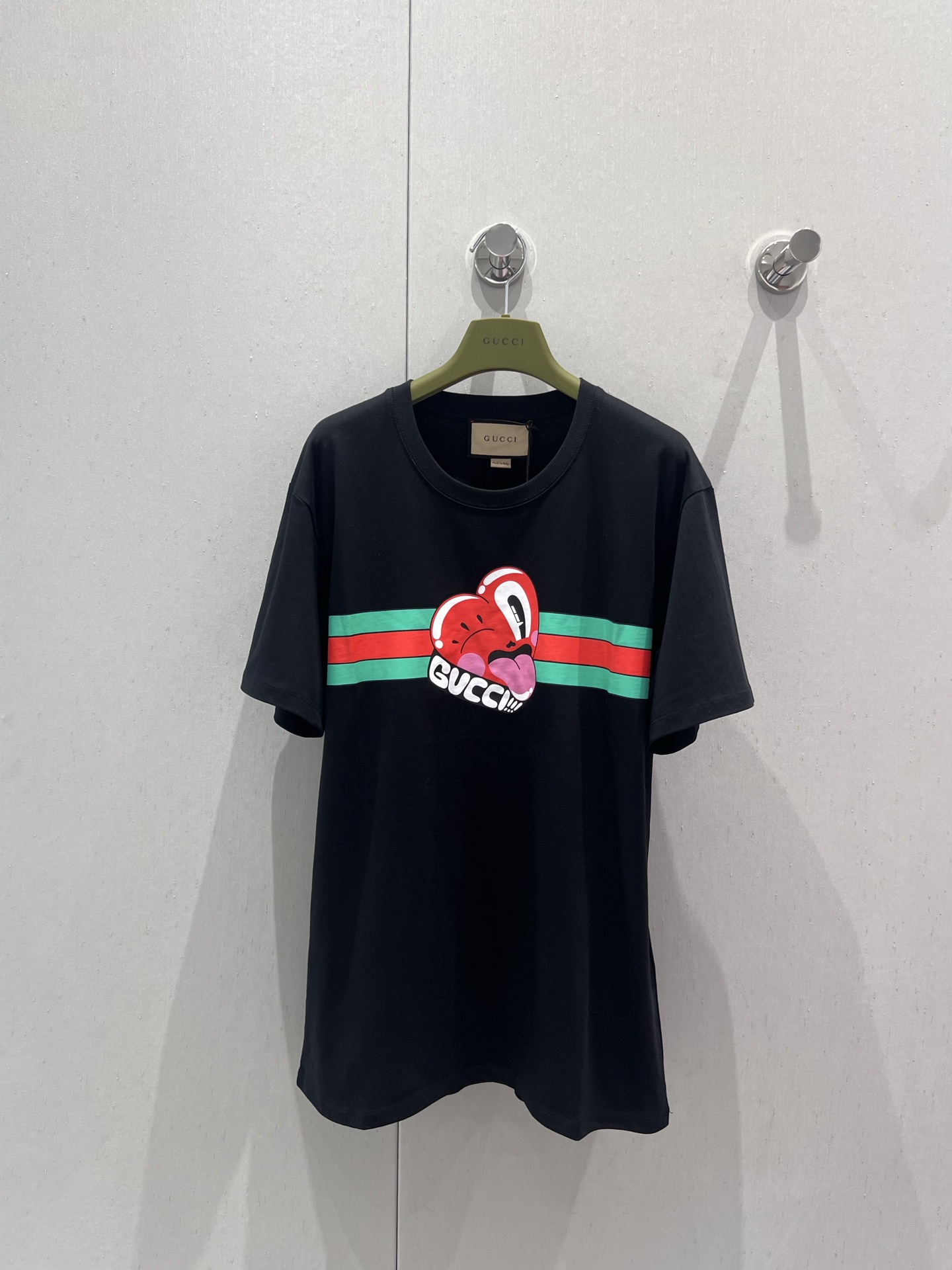 NO:427227,Support replacement Gucc* 25Ss spring and summer new style love printed round neck short-sleeved T-shirt | Exclusive yb development!  High-end production!  Made of black knitted cotton fabric, with Hattie Stewart's artwork heart-shaped and webbing prints round neckline Ribbed neckline and hem Loose style S/M/L on sale in stock Real details, gucci, T-shirt, tees, t-shirt, alexander wang19860909支持换款 Gucc* 25Ss春夏新款 爱心印花圆领短袖T恤丨独家yb开发！高版出品！采用黑色针织棉面料制作 胸前饰有Hattie Stewart的艺术作品心形和织带印花图案 圆领版型 罗纹领口和下摆 宽松版型 男女同款 现货发售S/M/L实拍细节图,,gucci,T-shirt,tees，t-shirt,alexander wang,Women's clothing