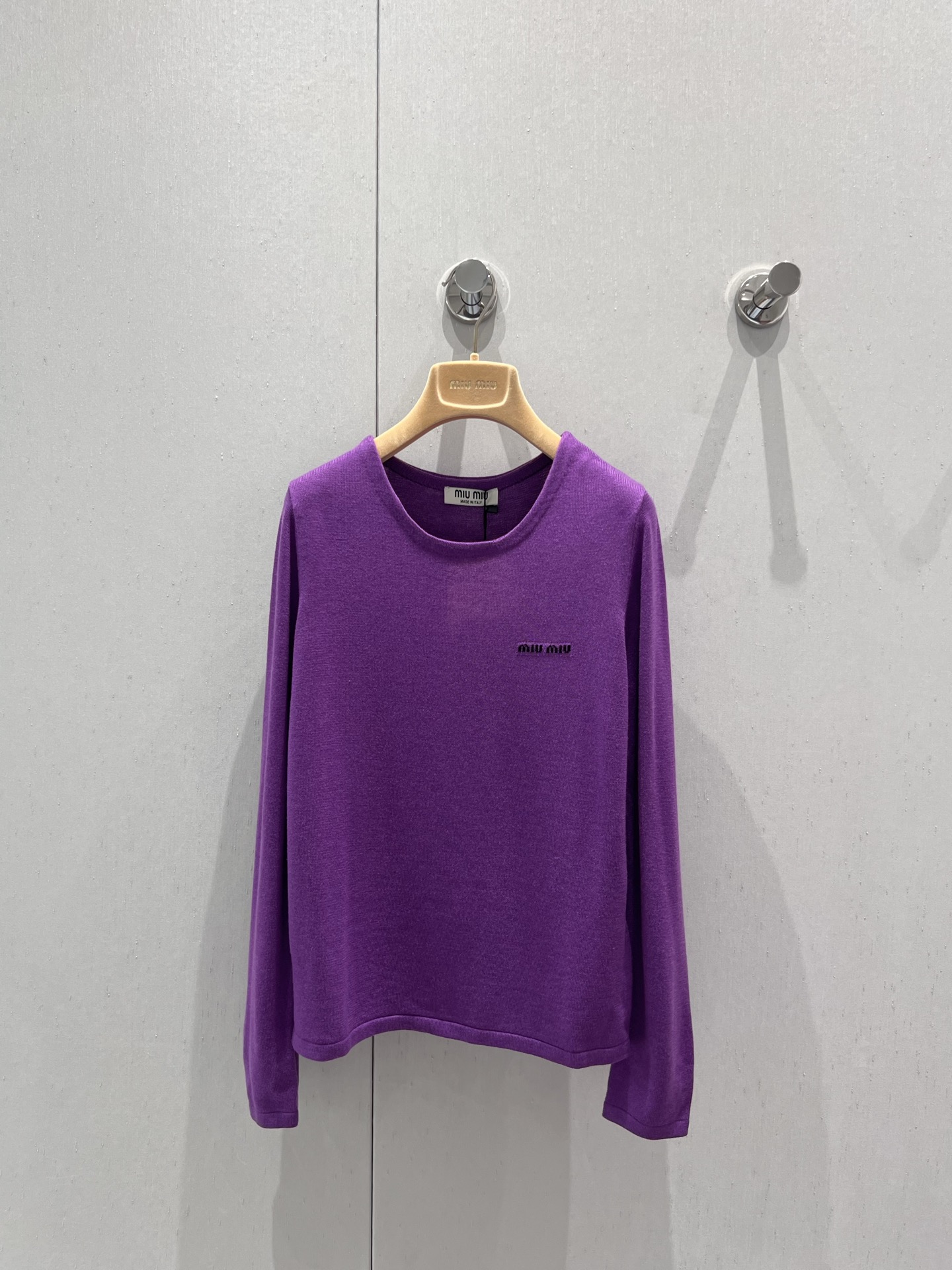NO:427223,Support replacement Miumi* 25Fw autumn and winter new model, micro-label purple knitted long-sleeved top丨Exclusive high-end product!  Small logo design on the chest, soft and comfortable fabric. It is suitable for wearing in spring and autumn. The simple and elegant round neck design is matched with versatile purple to make it look particularly elegant. S/M/L real-life details pictures, miumiu, alexander wang19860909支持换款 Miumi* 25Fw秋冬新款 微标紫色针织长袖上衣丨独家高版出品！胸前小logo设计,面料柔软舒适.适合春秋季节穿着.简约大方的圆领设计,搭配百搭的紫色,穿上特别显气质.现货发售 S/M/L实拍细节图,,miumiu,alexander wang,Women's clothing