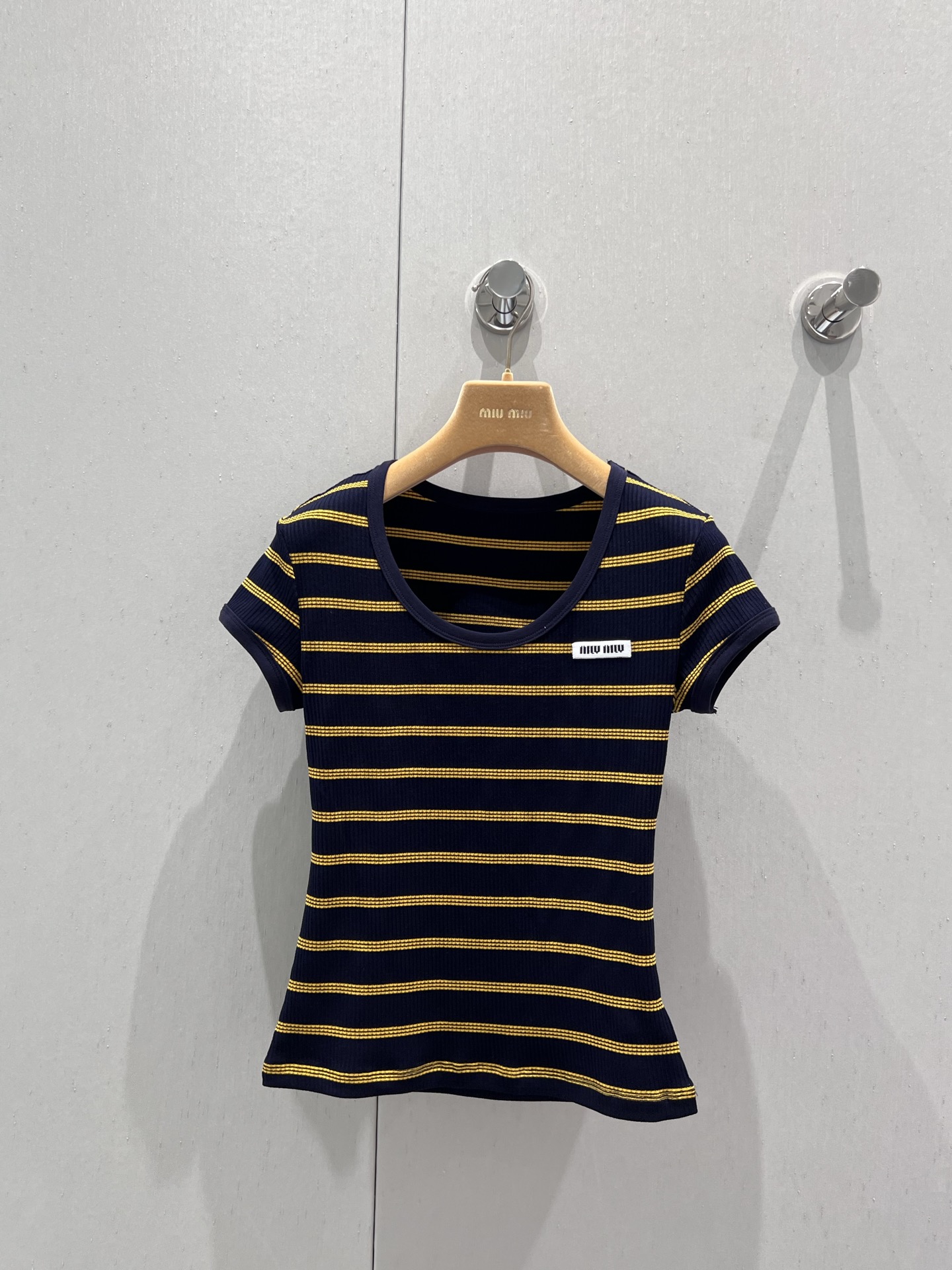 NO:427256,Support replacement Miumi* 25Ss spring and summer new style, letter logo contrasting V-neck striped splicing short-sleeved T-shirt丨Exclusive high-end production!  Classic stripes and contrasting colors. A simple but not monotonous and never out of time. A casual and casual feel. I really love it. Custom fabrics, soft and comfortable. Babies, hurry up and make an order. S/M/L real-life details pictures are available in stock, miumiu, T-shirt,tees, t-shirt,alexander wang19860909支持换款 Miumi* 25Ss春夏新款 字母标识撞色V领条纹拼接短袖T恤丨独家高版出品！经典条纹加上多种颜色撞色设计 简约又不显得单调,永不过时的款式之一 随性休闲feel,真的超爱的一款,定制面料、柔软舒适 宝宝们赶紧砸单吧 现货发售S/M/L实拍细节图,,miumiu,T-shirt,tees，t-shirt,alexander wang,Women's clothing