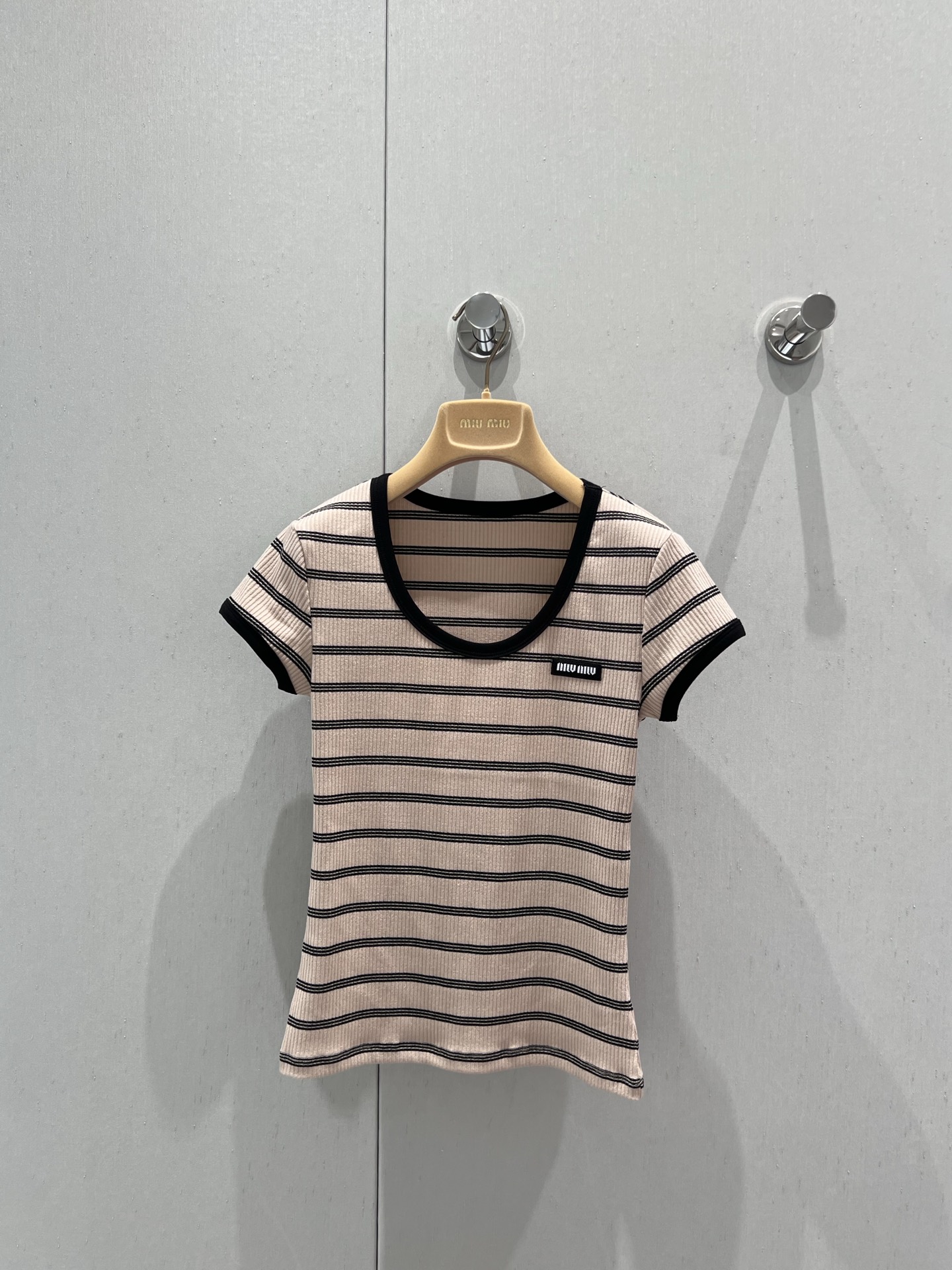 NO:427246,Support replacement Miumi* 25Ss spring and summer new style, letter logo contrasting V-neck striped splicing short-sleeved T-shirt丨Exclusive high-end production!  Classic stripes and contrasting colors. A simple but not monotonous and never out of time. A casual and casual feel. I really love it. Custom fabrics, soft and comfortable. Babies, hurry up and make an order. S/M/L real-life details pictures are available in stock, miumiu, T-shirt,tees, t-shirt,alexander wang19860909支持换款 Miumi* 25Ss春夏新款 字母标识撞色V领条纹拼接短袖T恤丨独家高版出品！经典条纹加上多种颜色撞色设计 简约又不显得单调,永不过时的款式之一 随性休闲feel,真的超爱的一款,定制面料、柔软舒适 宝宝们赶紧砸单吧 现货发售S/M/L实拍细节图,,miumiu,T-shirt,tees，t-shirt,alexander wang,Women's clothing
