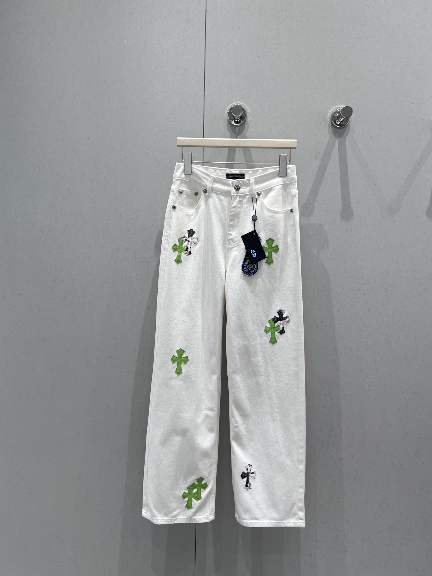 NO:428282,Supports replacement Chorme heart* 25ss Spring and Summer New Style Two-color Leather Label Jeans Trousers 丨Exclusive high-end production!  White Sailo fabric, cutting-edge motorcycle cross leather mark, different from the color of leather marks in previous years, custom hardware for fermented stone grinding!  Four seasons, on sale in stock, real-life details of S/M/L, alexander wang19860909支持换款 Chorme heart* 25ss春夏新款 双色皮标牛仔长裤 丨独家高版出品！白色赛络纺面料,裁片机车十字架皮标,区别往年的皮标十字架颜色,酵石磨漂定制五金！四季款 现货发售 S/M/L实拍细节图,,alexander wang,Women's clothing